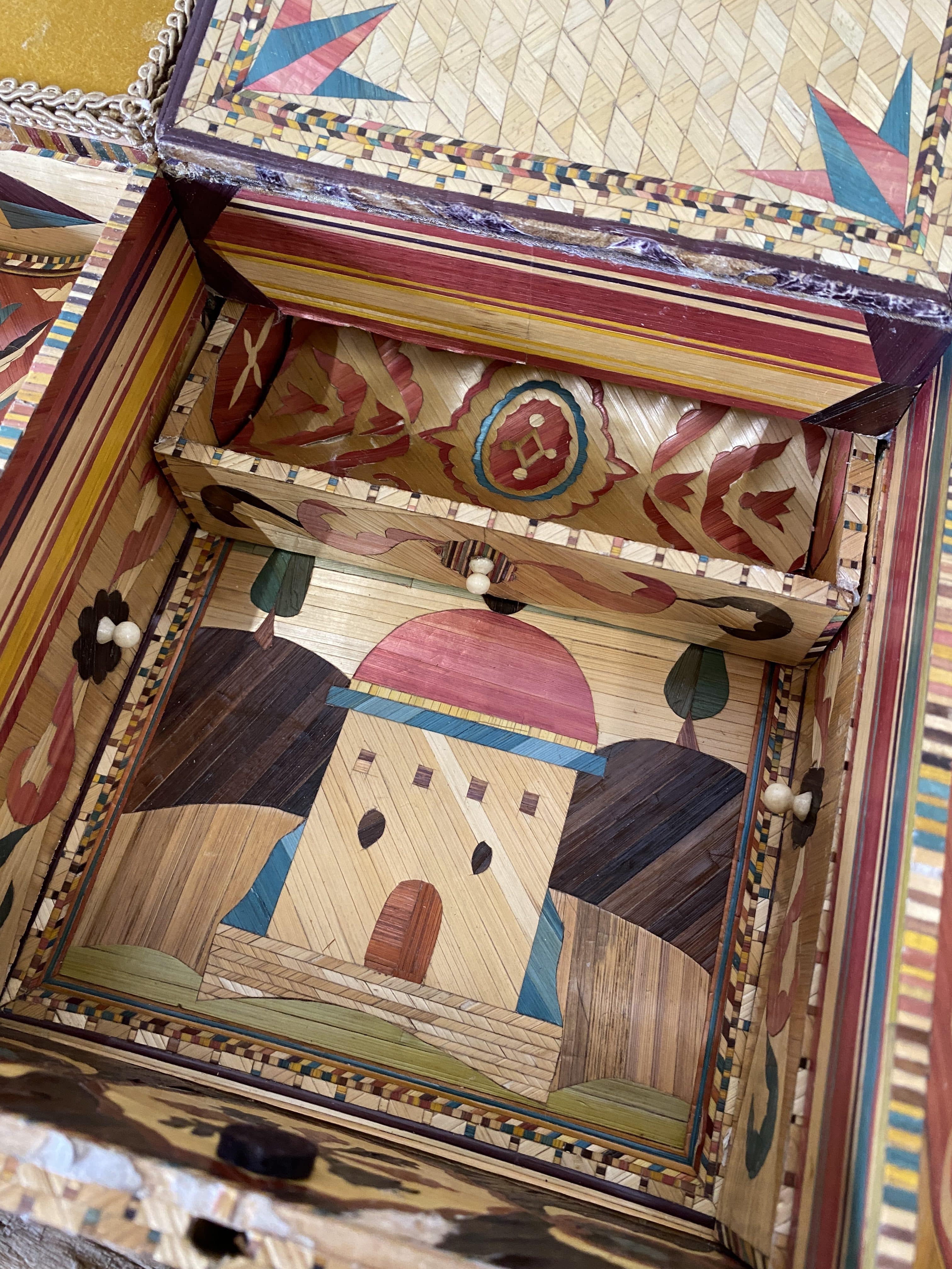 Jewellery box, secrets, straw marquetry and oriental patterns.