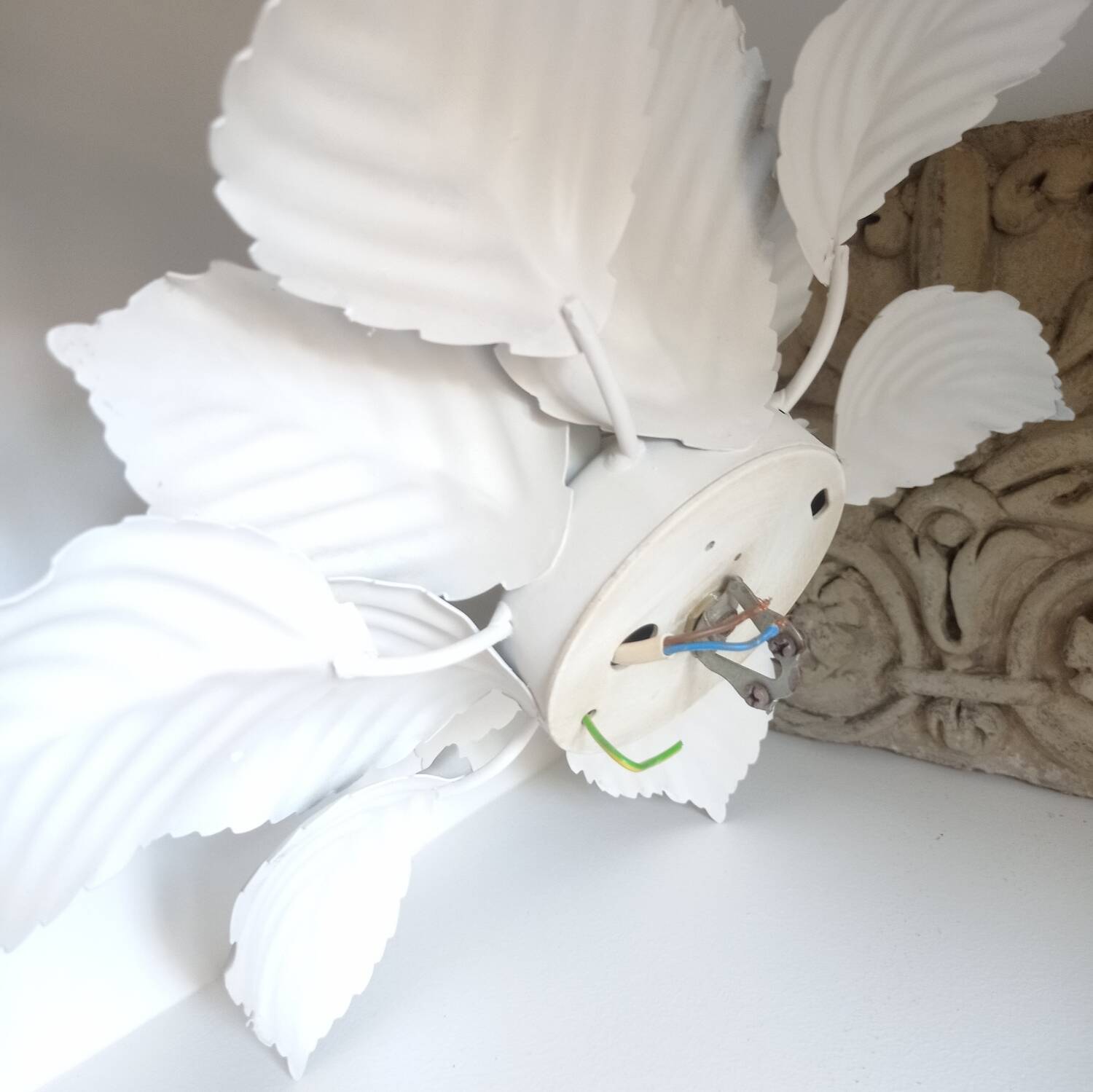 Leaf-shaped metal wall light