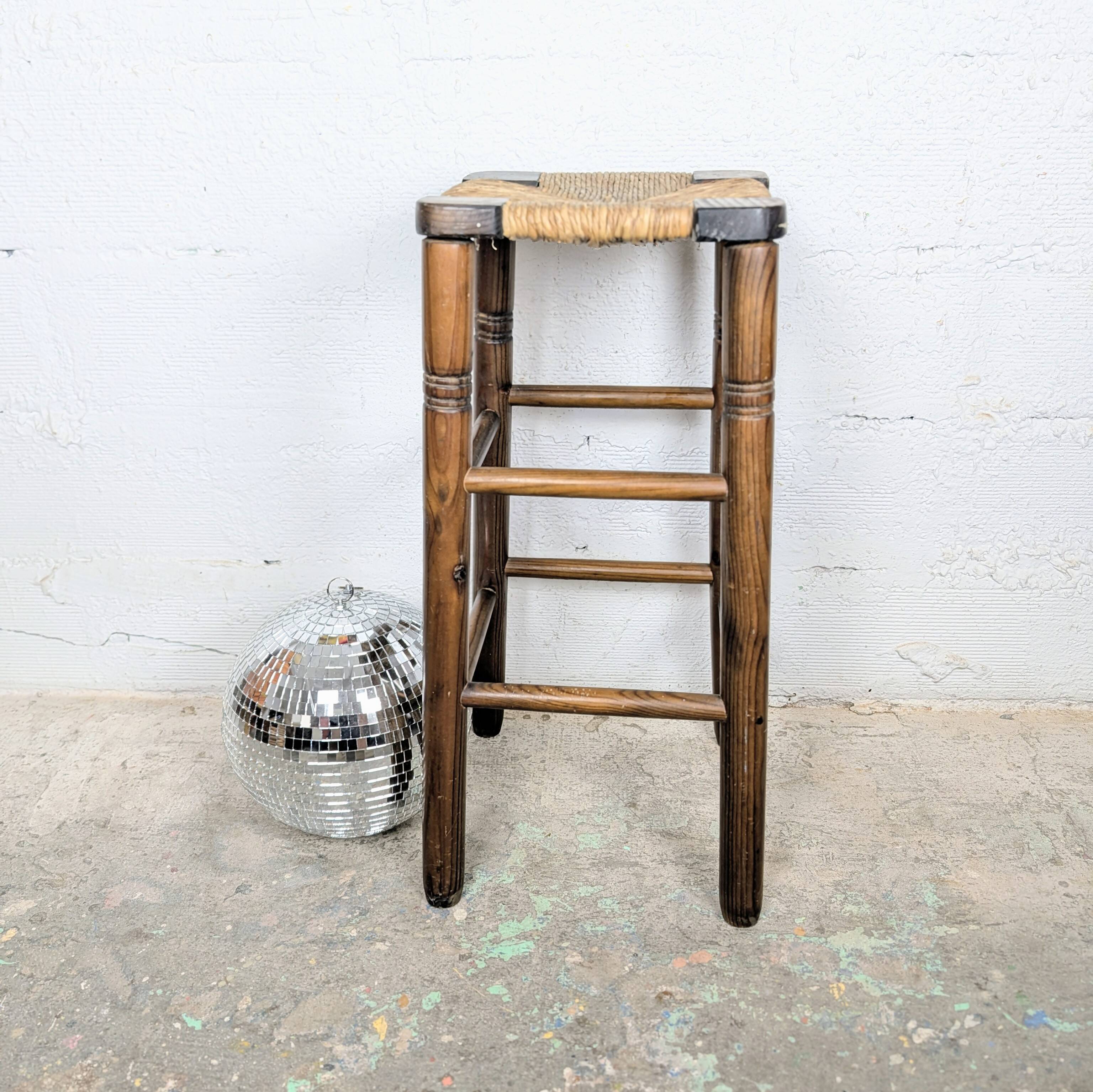 High stool in wood and straw