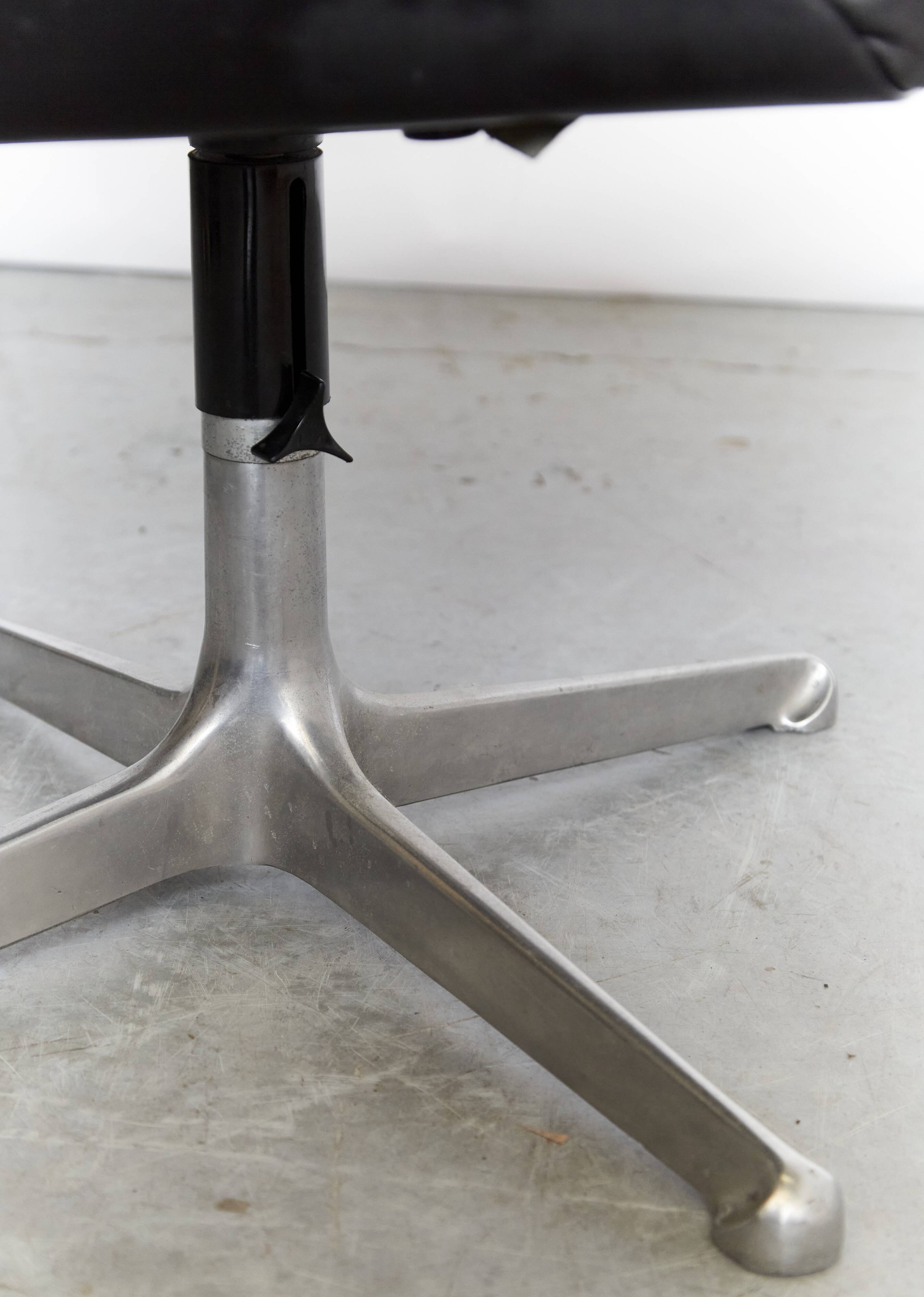 Osvaldo Borsani swivel Chair P125 for Tecno Milano