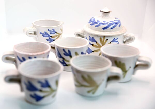 5 tasses, 1 pot à lait, 1 sucrier de Michel Barbier Vallauris