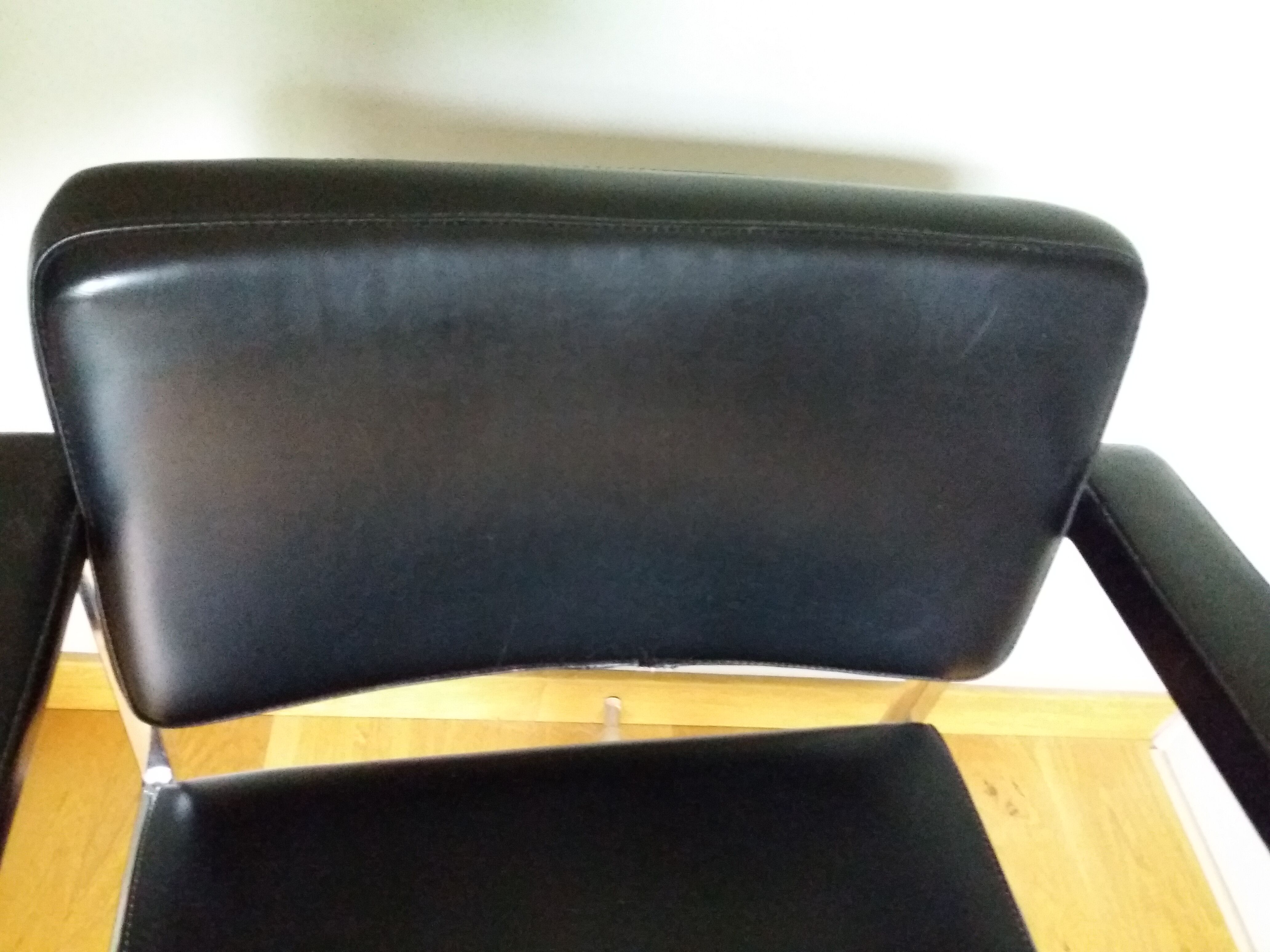 Swivel office chair Strafor with chrome metal and black faux leather.
