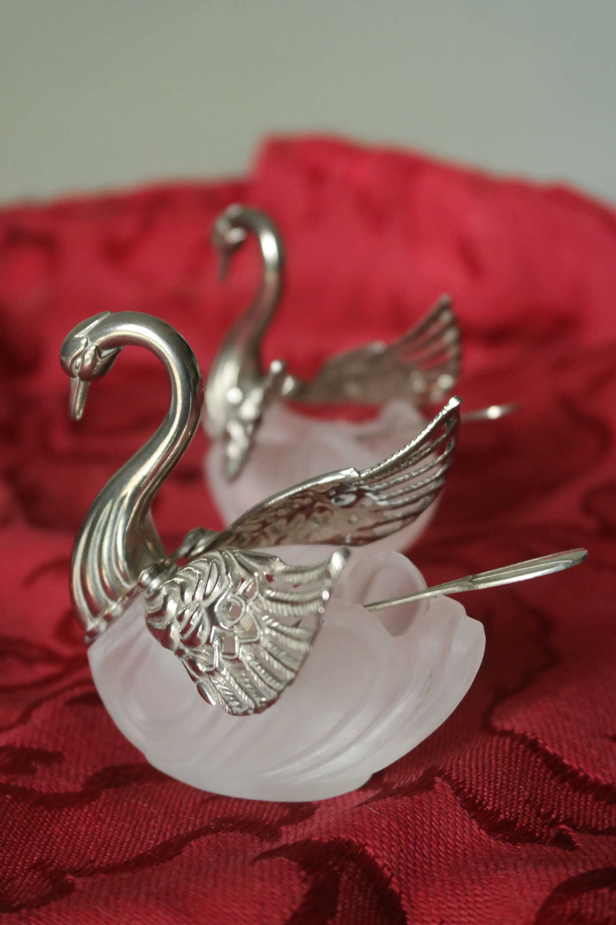 Pepper salt swans silver metal glass
