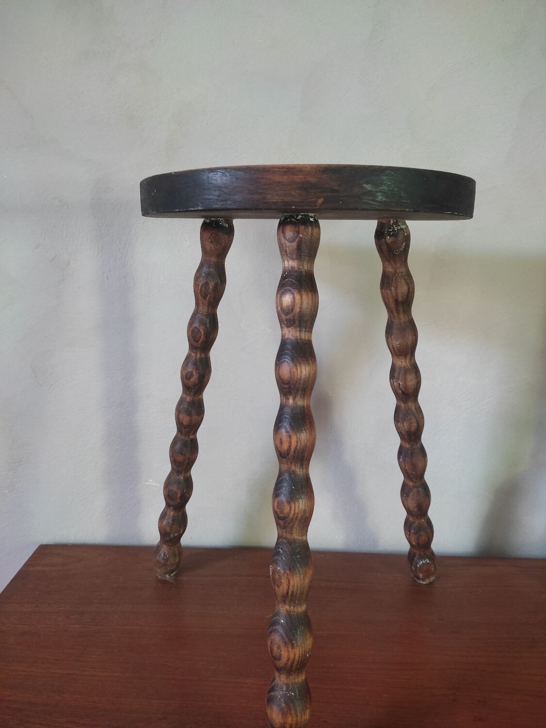 Stool, plant holder with beaded feet