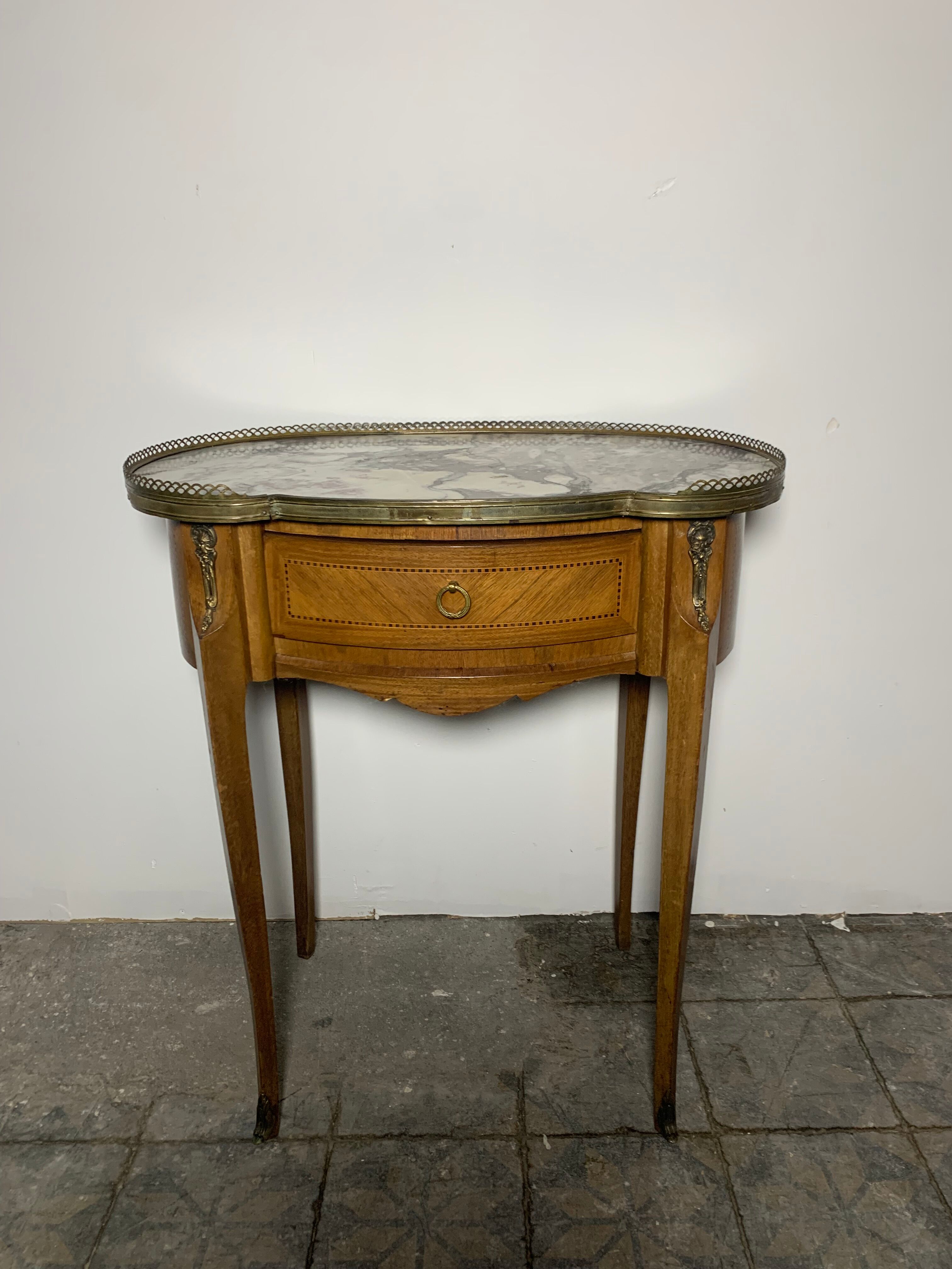 Kidney table transition style, side cabinet small chest of drawers.