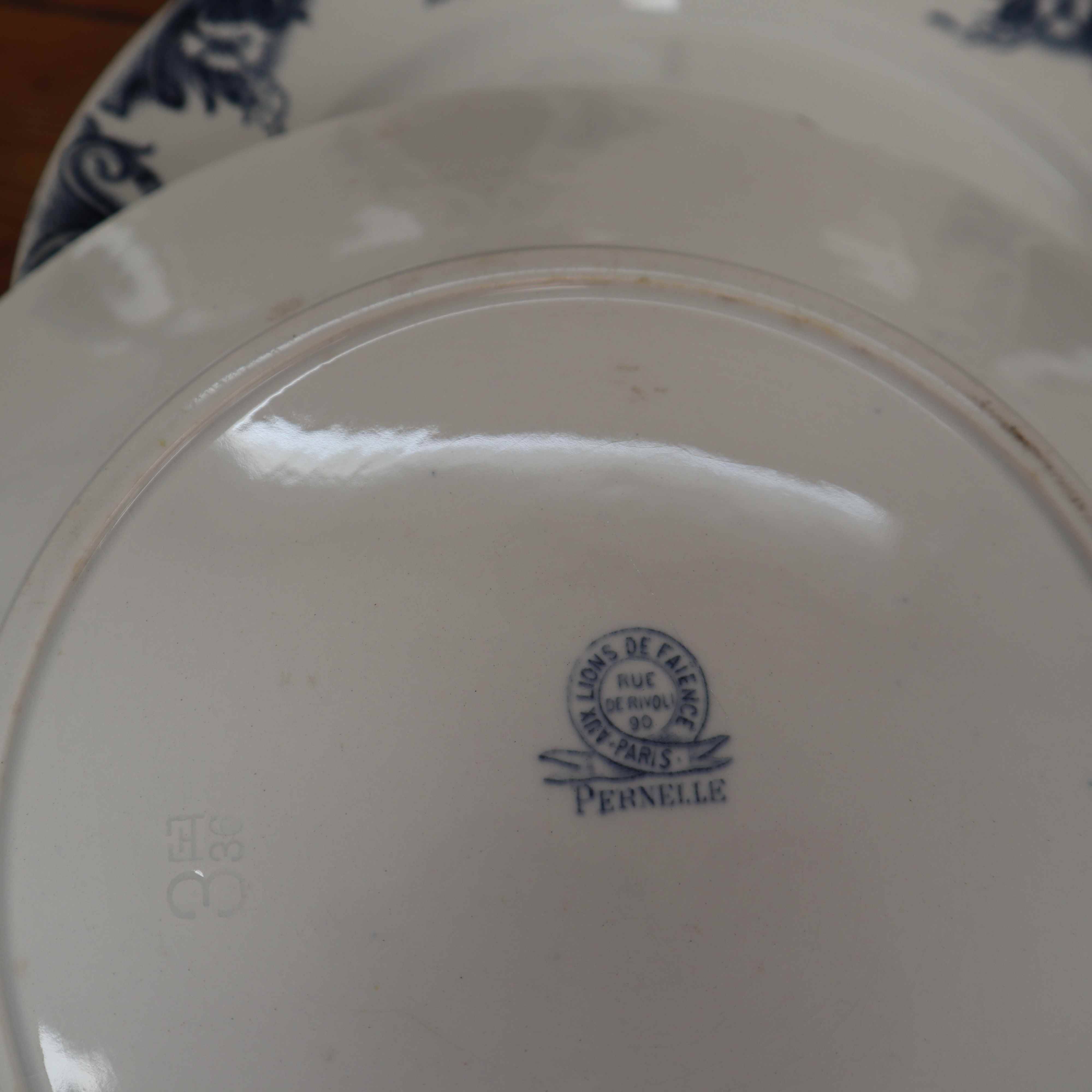 Flat plates in old earthenware with lions of France "Pernelle"