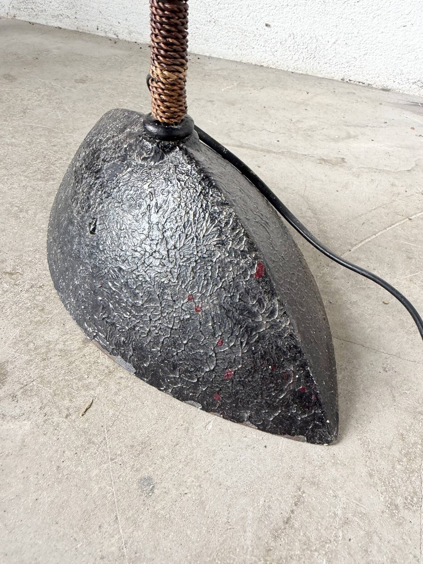 Lampadaire bronze et corde 1970