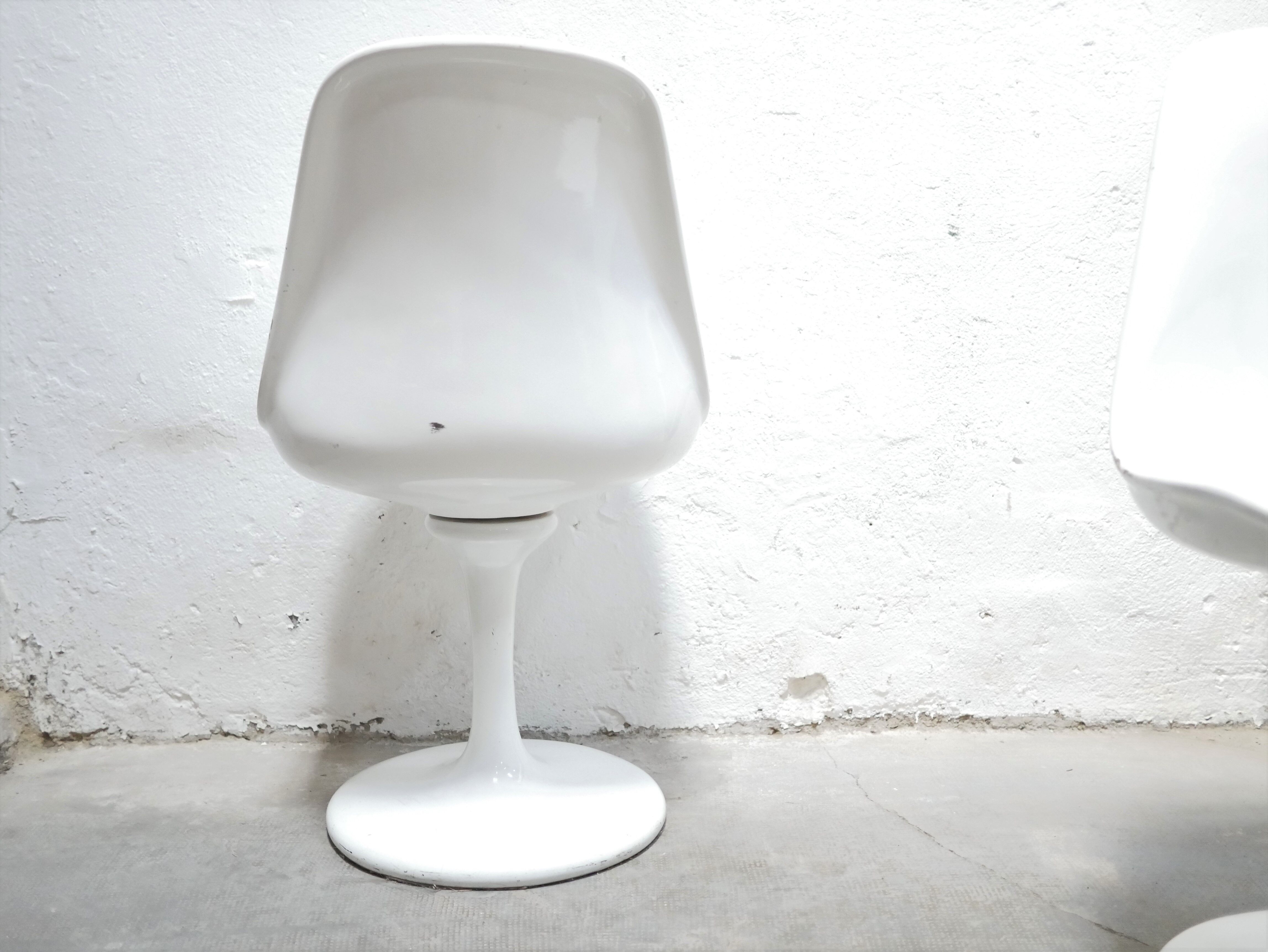 Vintage swivel tulip chair