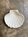 Ramequin coquillage en faïence blanche