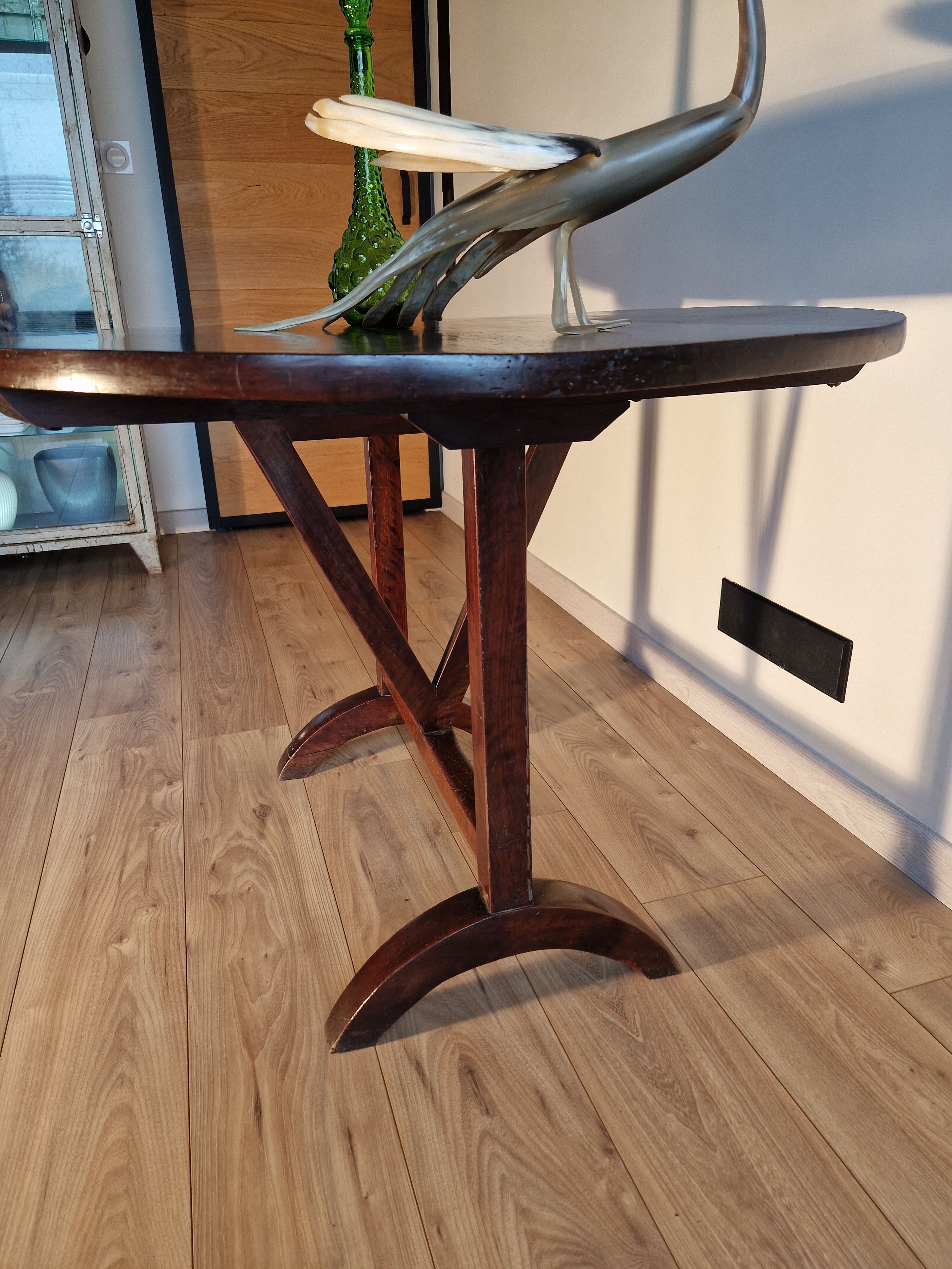 Folding oval winemaker's table
