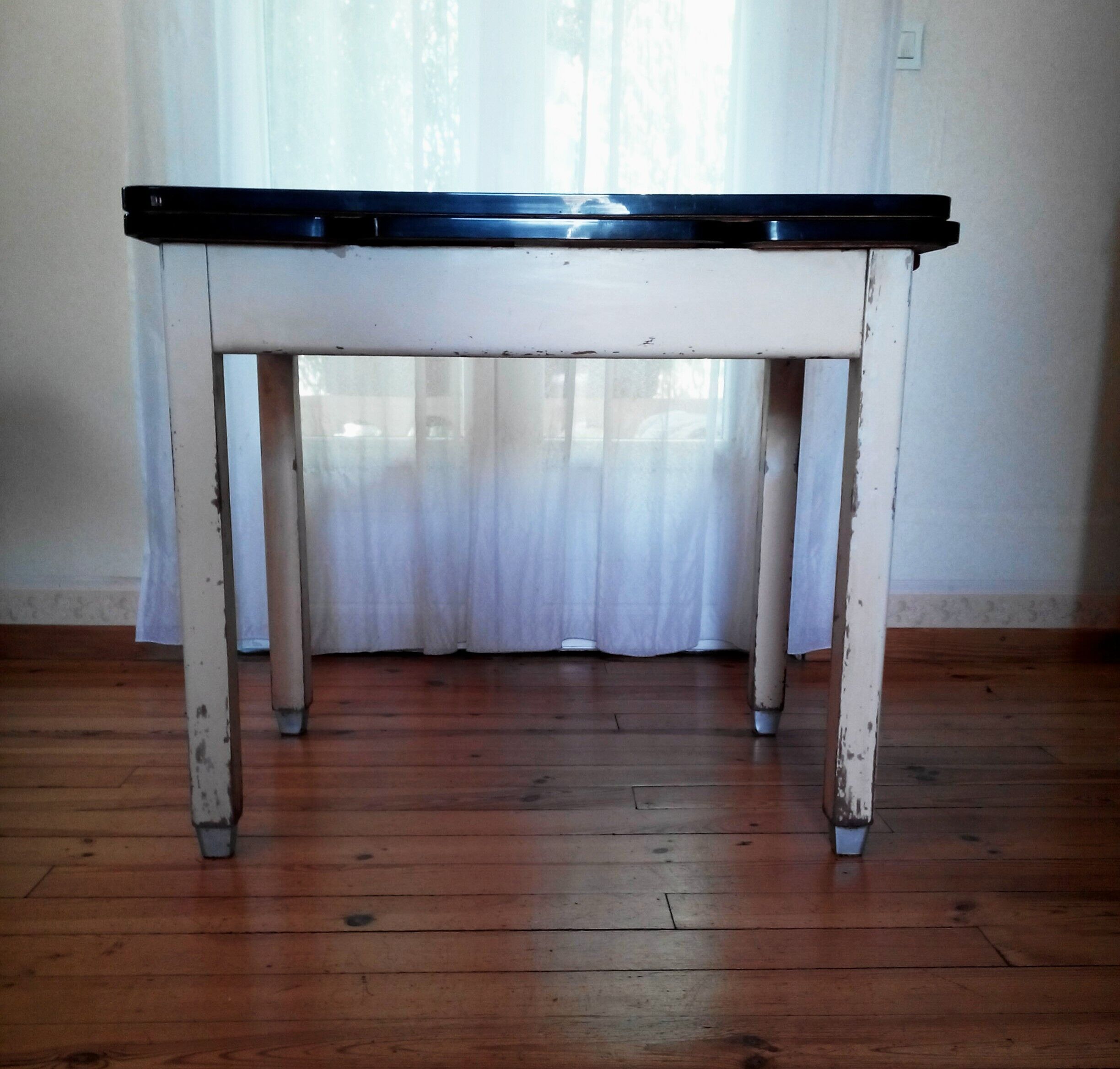 Table wood and formica