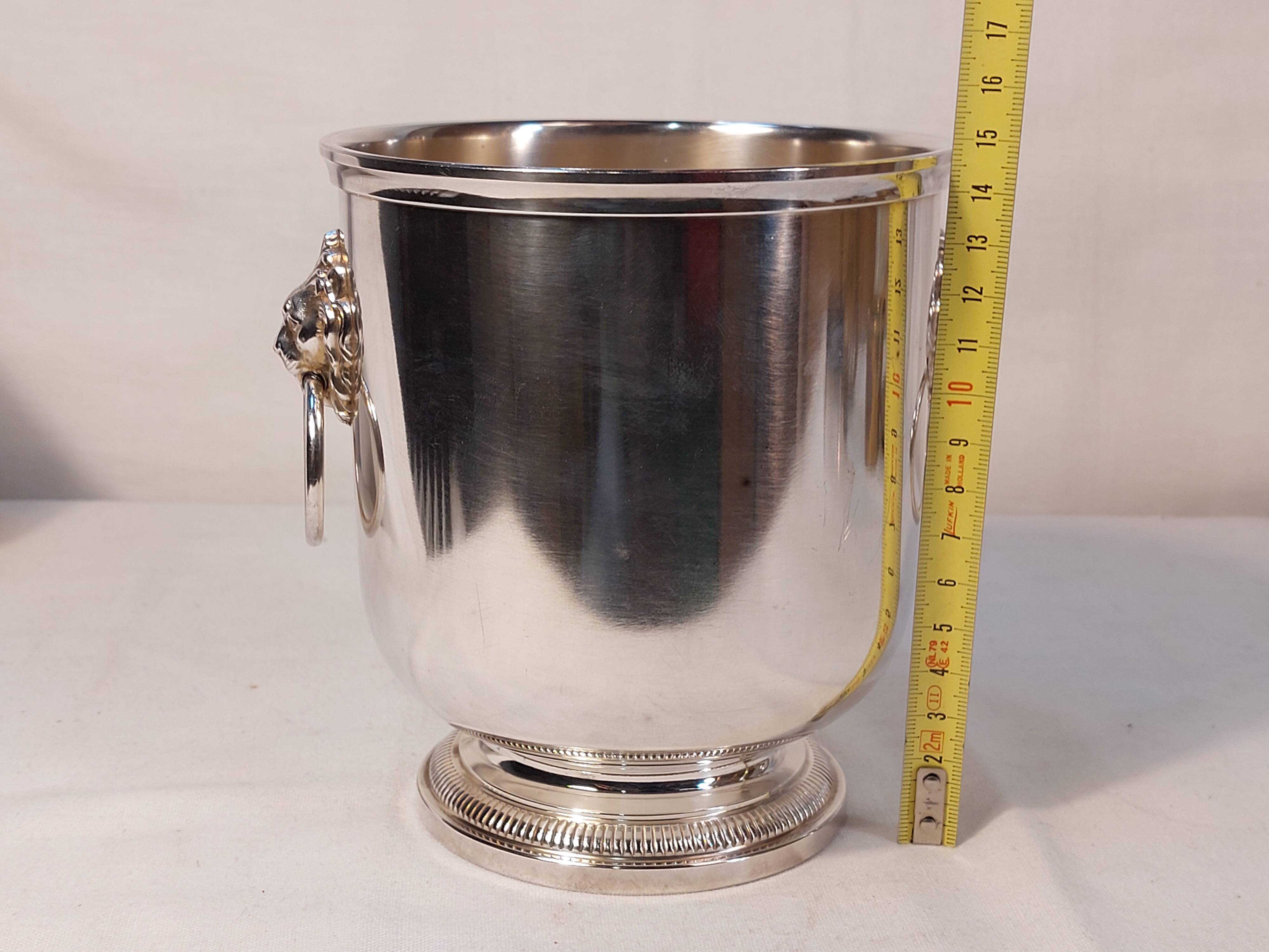 Silver-plated metal table ice bucket with lion head decoration
