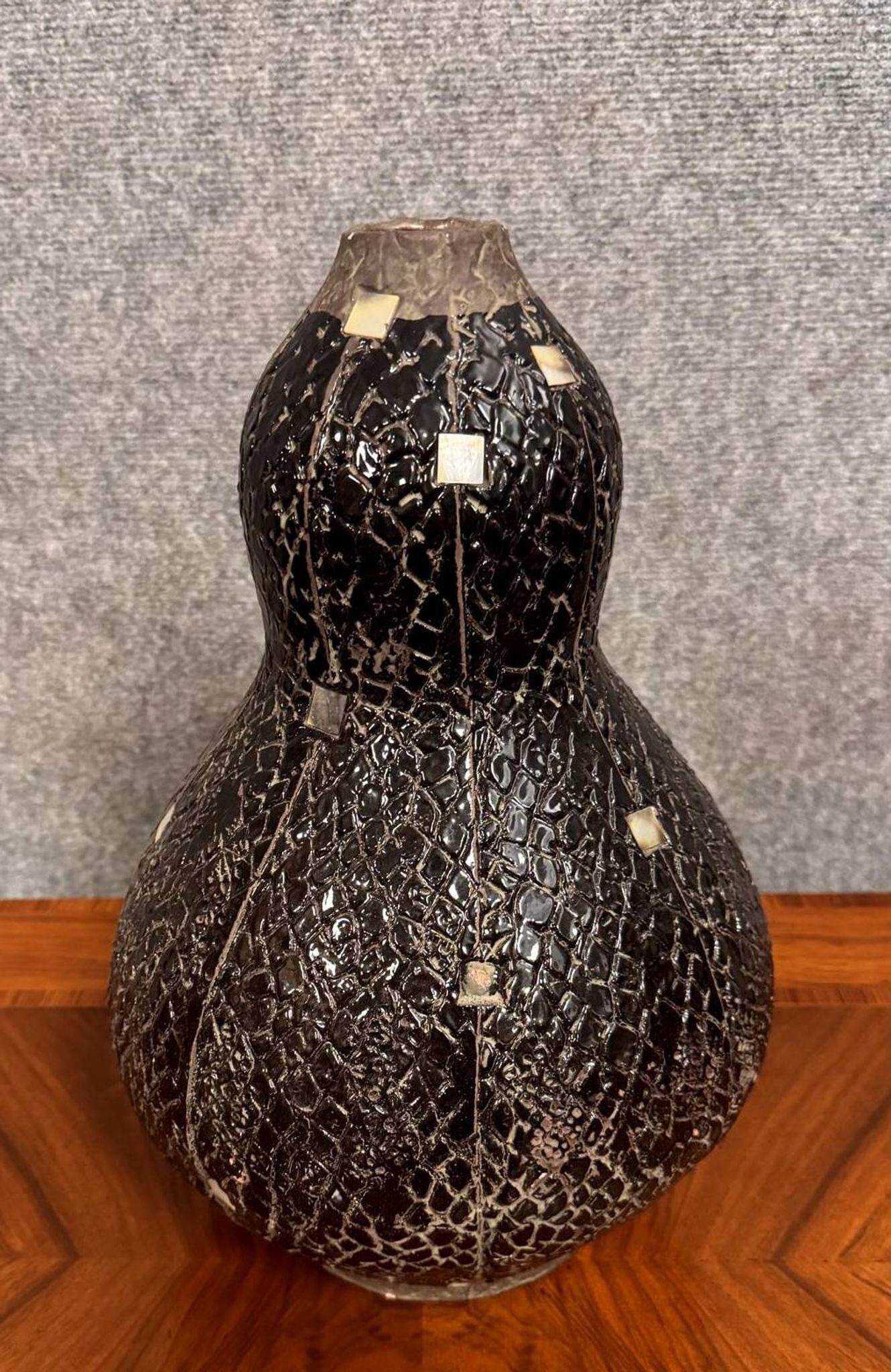 Important vase orientaliste en céramique noire texturée, avec incrustations de nacre vers 1930