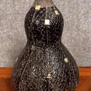 Important vase orientaliste en céramique noire texturée, avec incrustations de nacre vers 1930