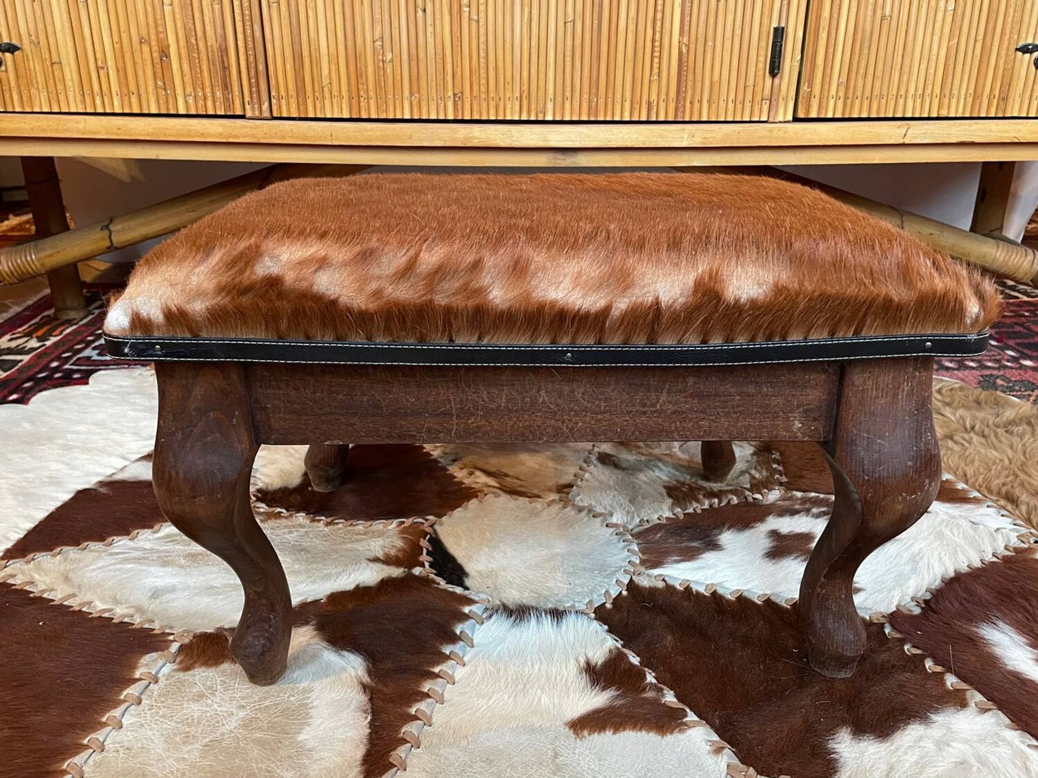Pouf bois et peau de chèvre vintage