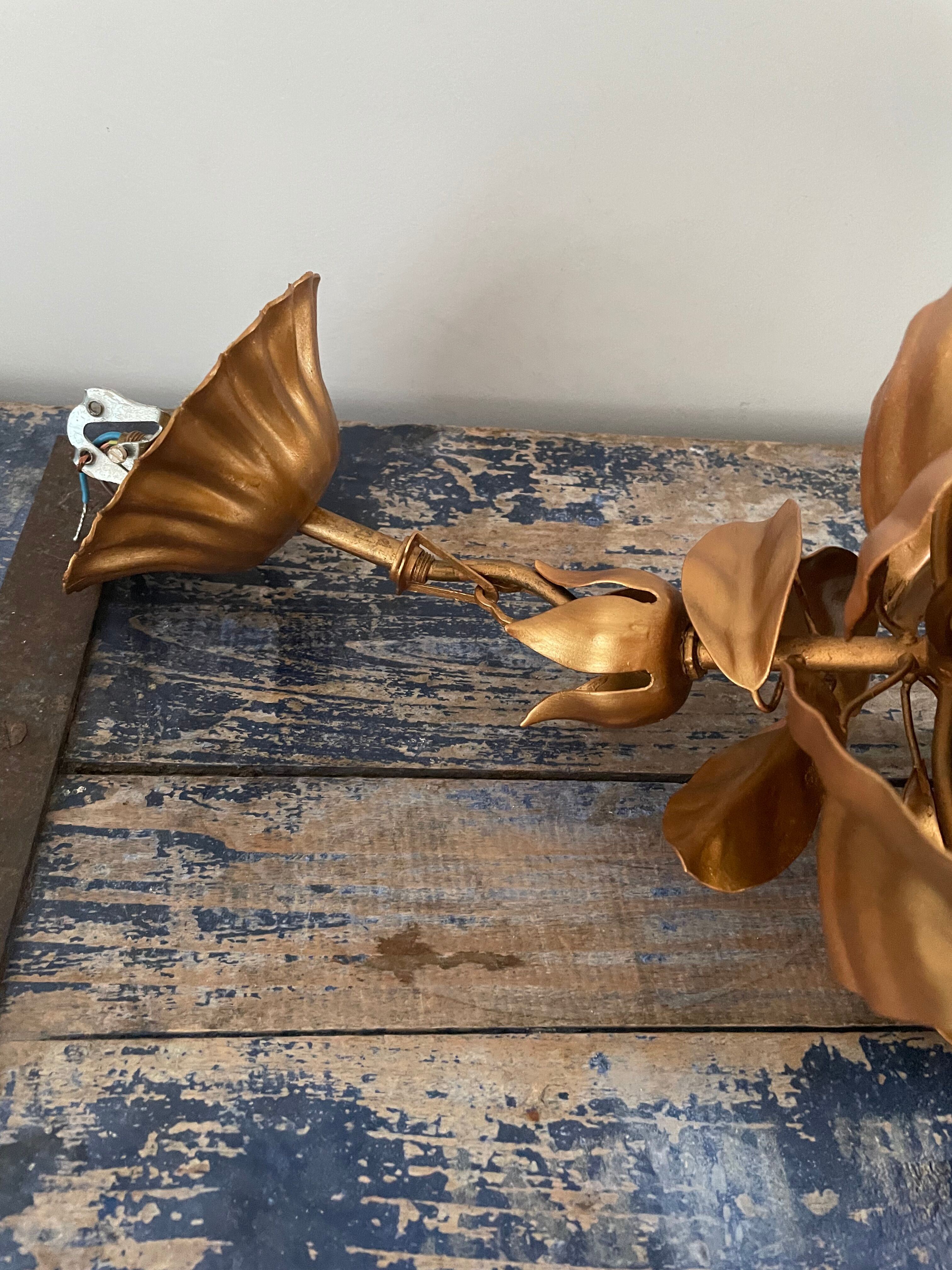 Suspension flowers golden leaves with glass globe