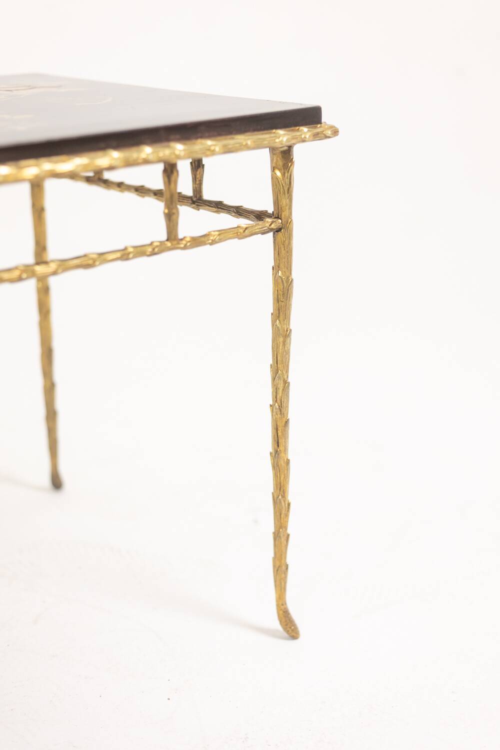 Maison Baguès. Table basse en bronze, laque noire, décor or. Circa 1970