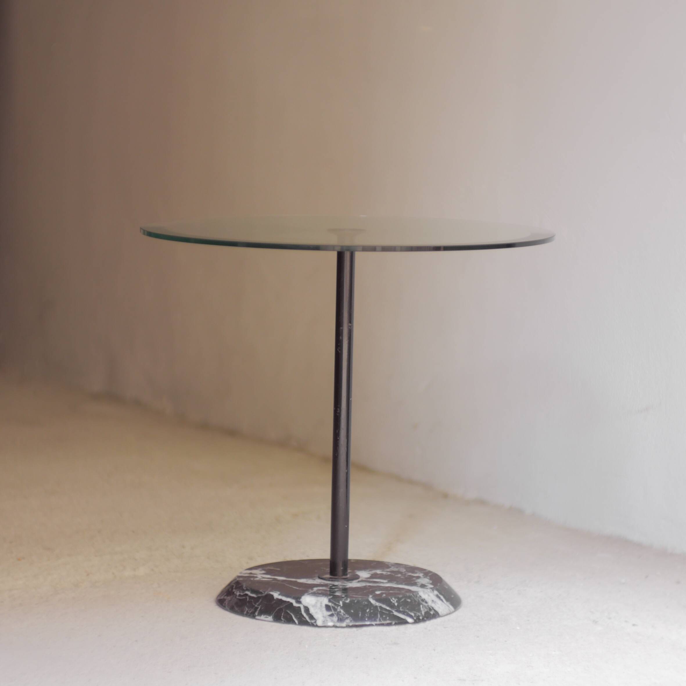 Modernist coffee table in marble and glass, Italy, 1980s