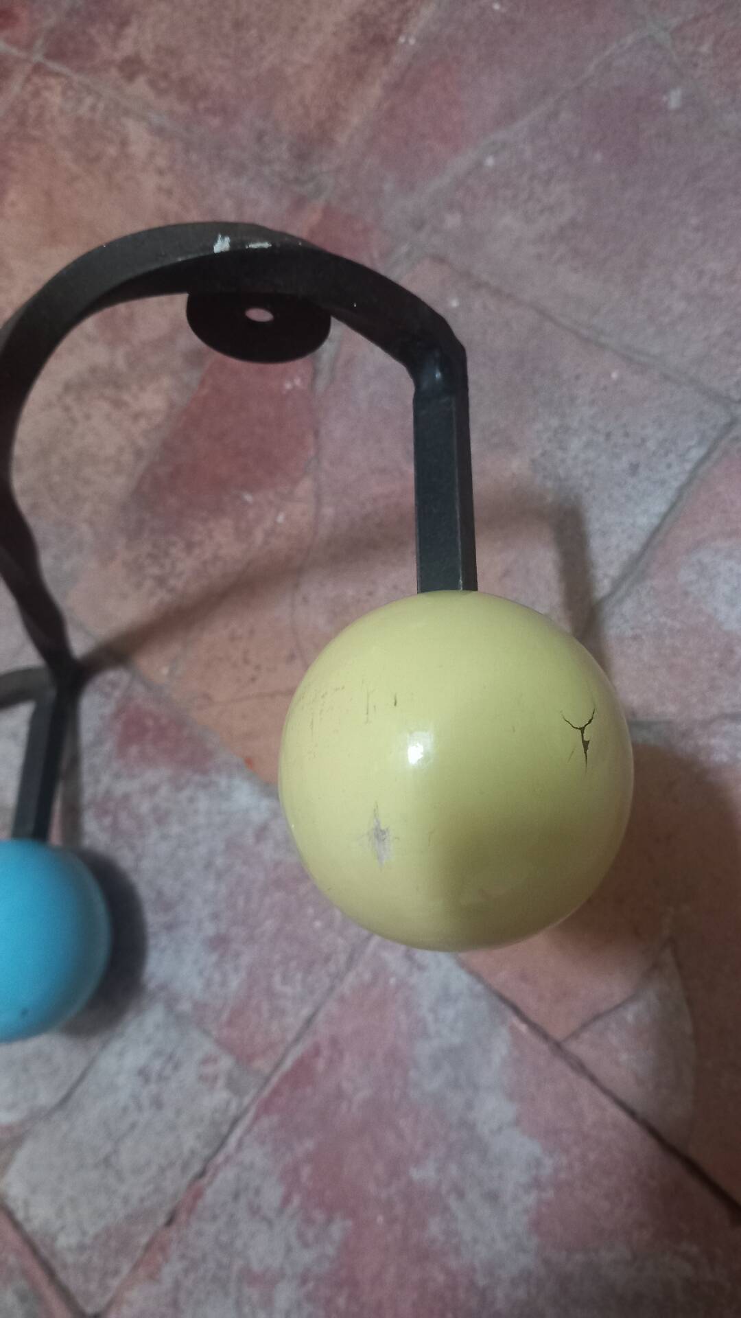 Vintage wall coat rack "Atomic" in wrought iron with multicoloured balls.