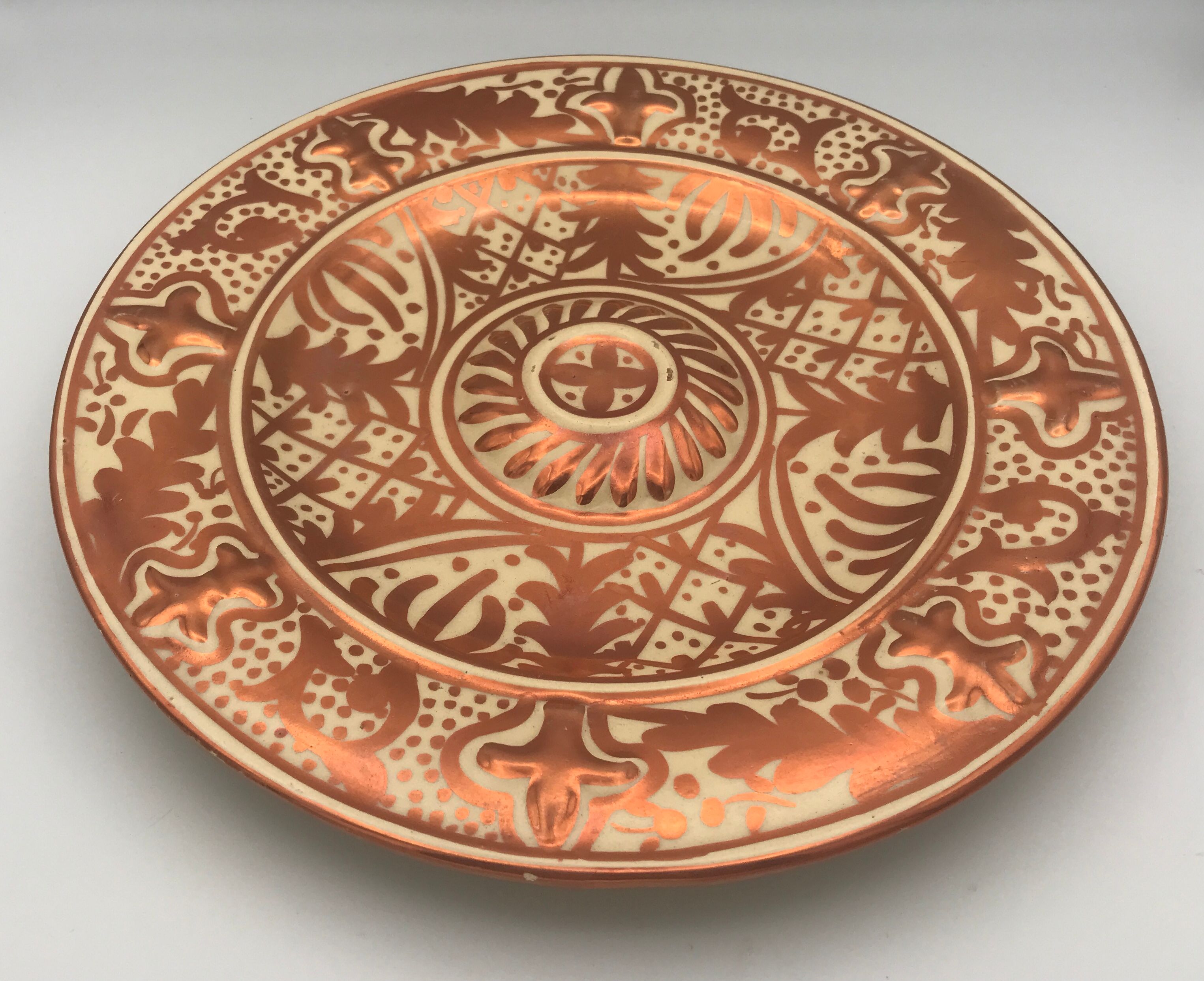 Hispano-moorish dish with umbilicus