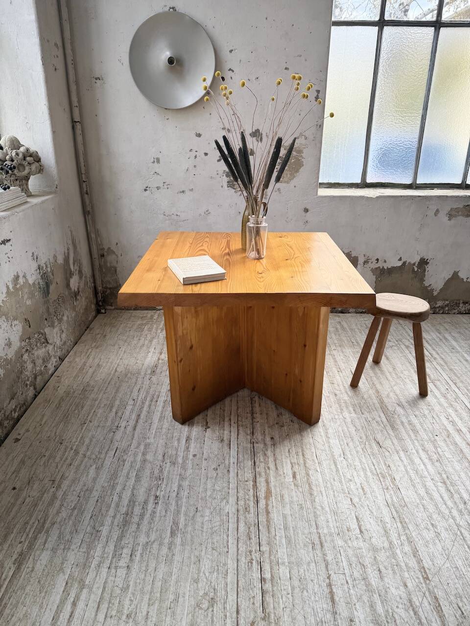 Table carrée moderniste en pin massif, années 50