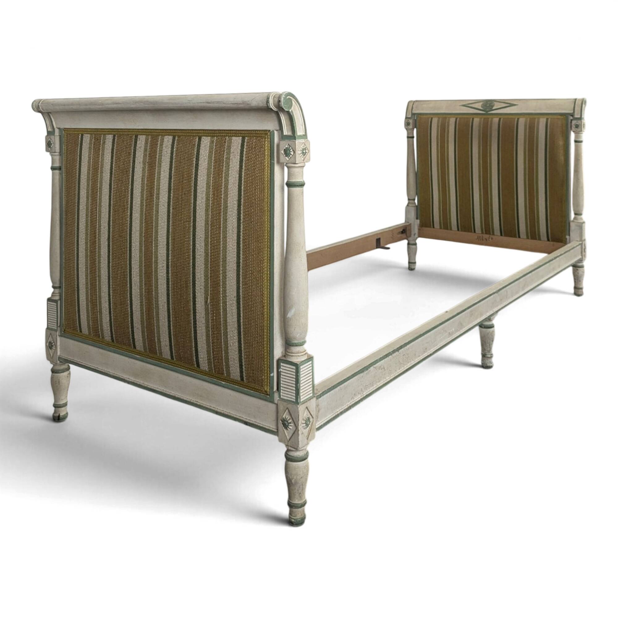 Lit de repos Directoire en bois laqué crème et vert