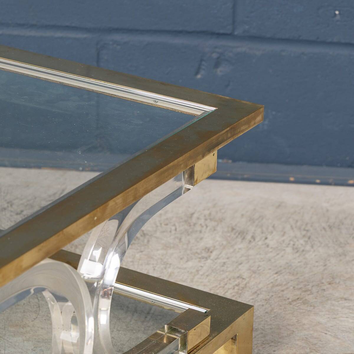 Table basse en verre, laiton et Perspex de style Hollywood Regency italien des années 1980.