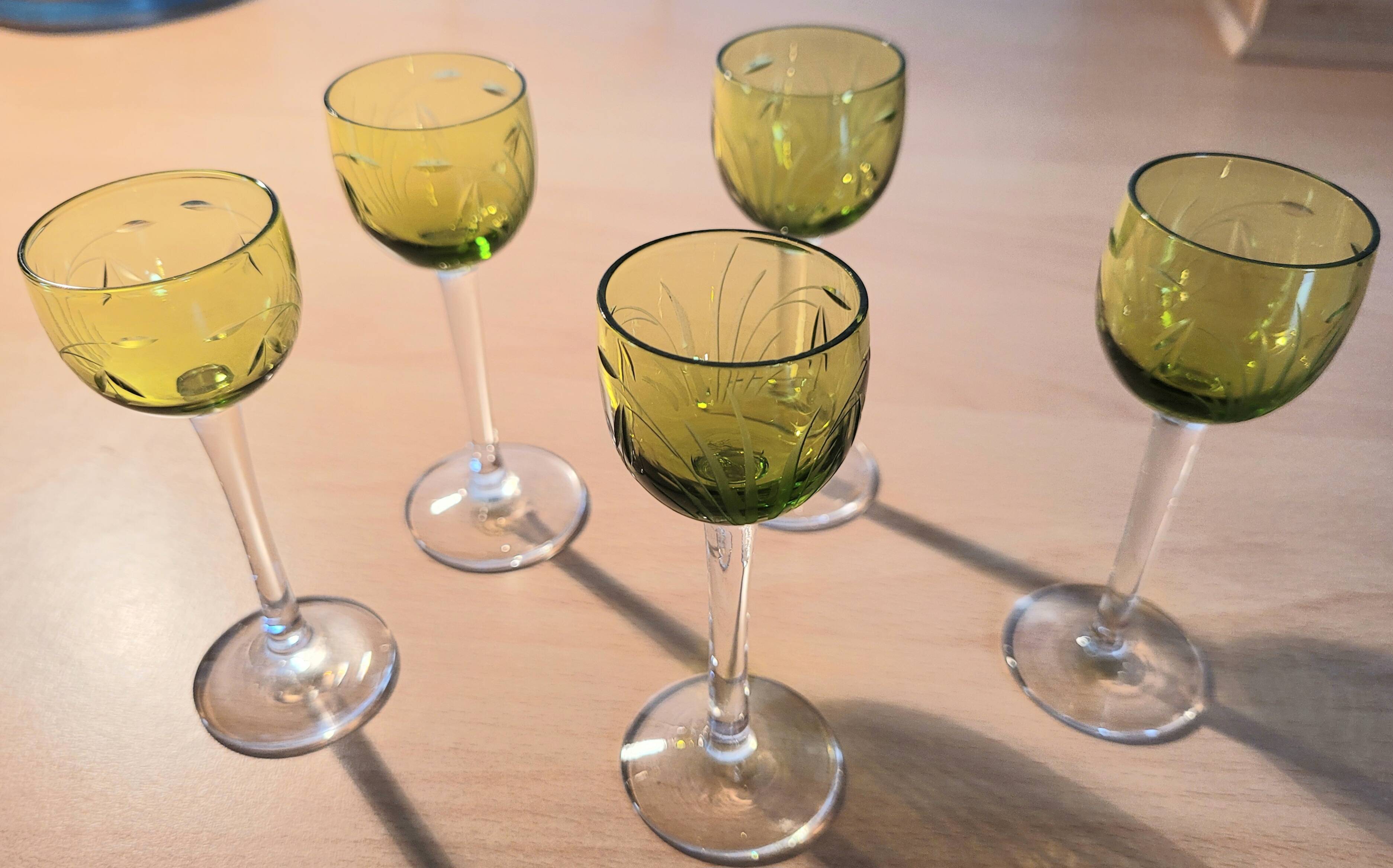 Lot de 5 verres à liqueur vert et transparent