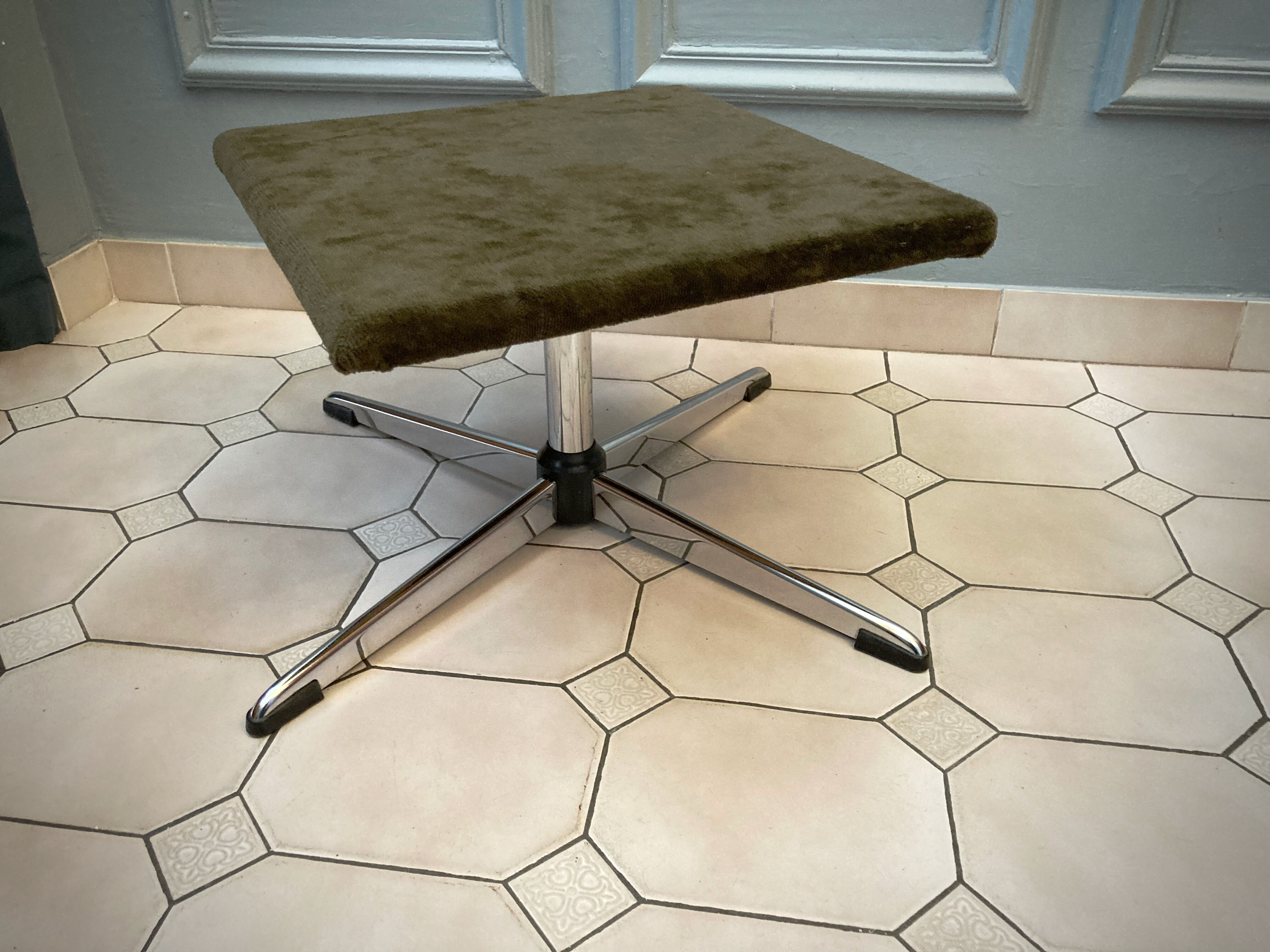 Ottoman vintage chrome and carpet