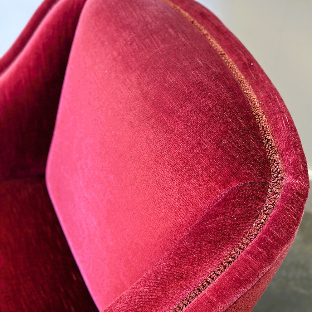 Paire de fauteuils de club vintage français en velours rouge profond avec jupe à franges, années 1960.