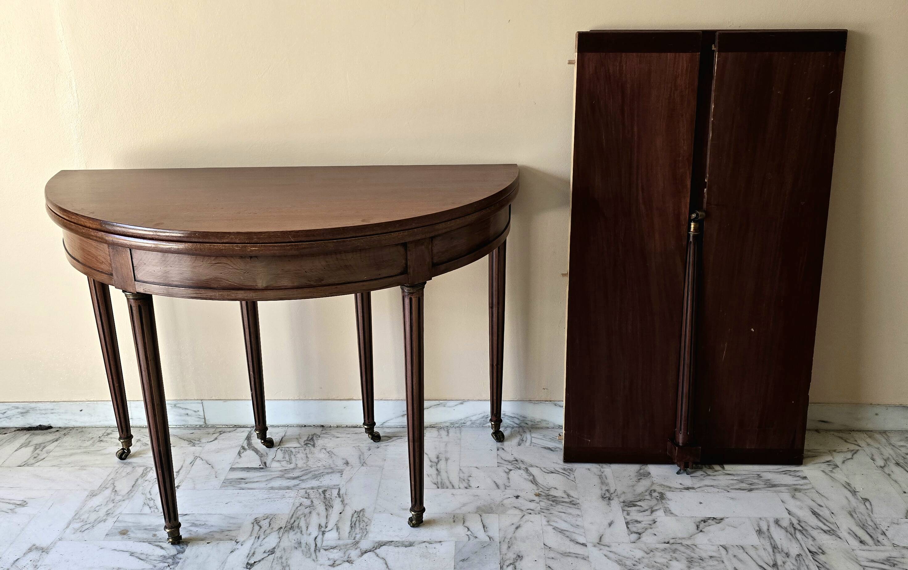 Extendable half-moon table in Louis XVI style