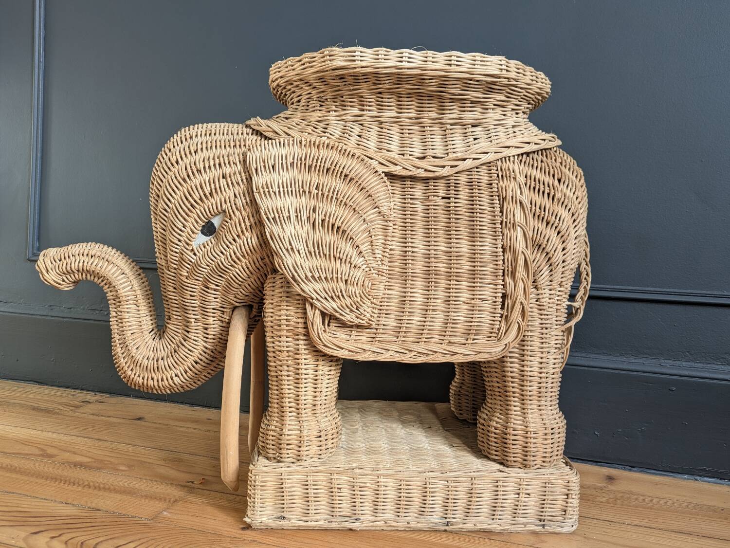 Willow elephant table