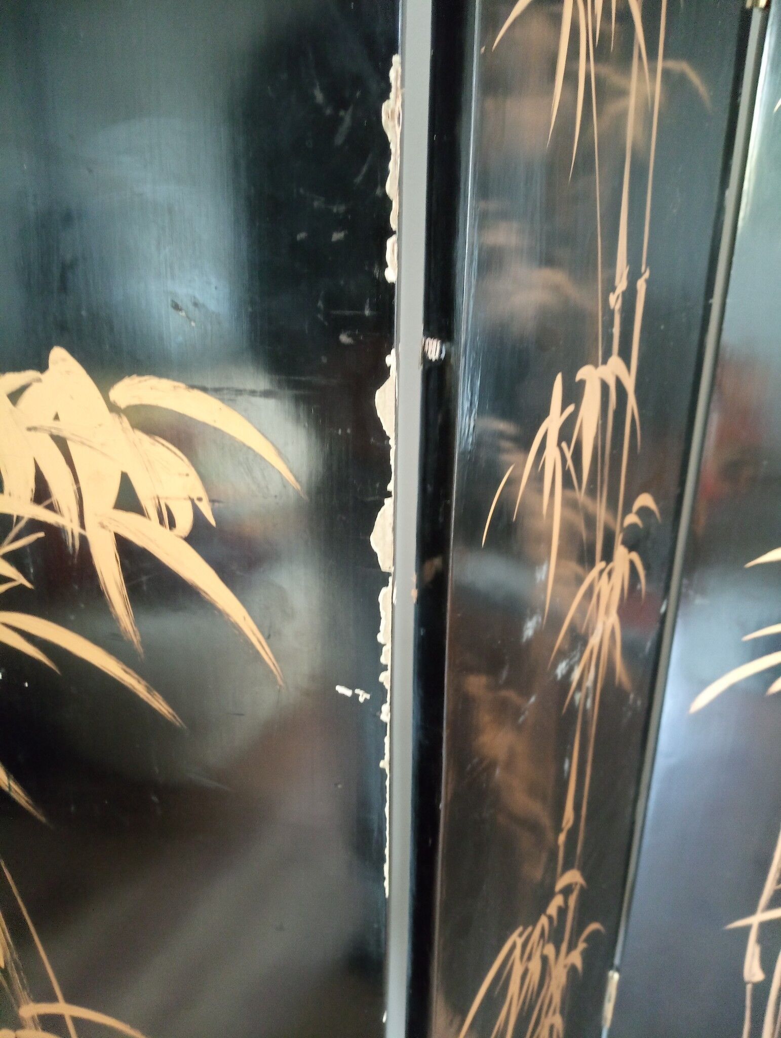 Lacquered screen with a horse pattern