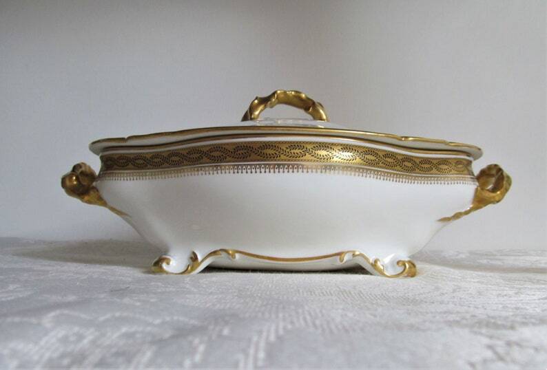 Antique medium-sized porcelain tureen produced by William Guerin