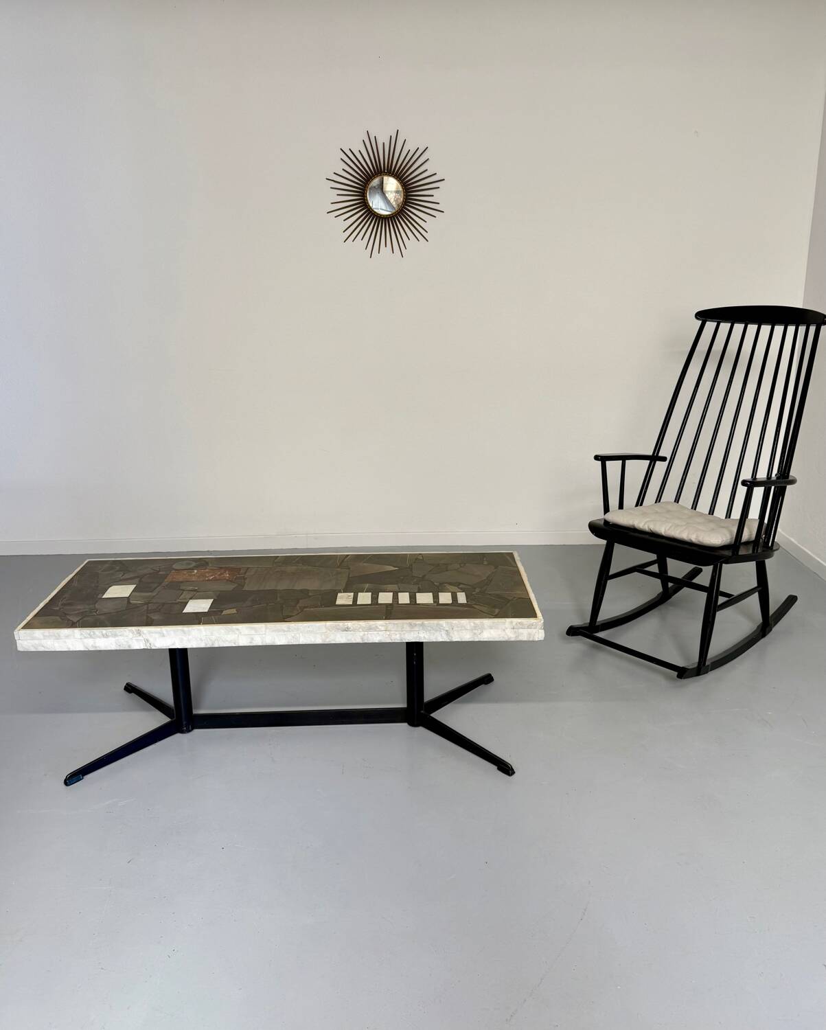 Ancienne table basse en pierre mosaïque design années 70 pied métal vintage