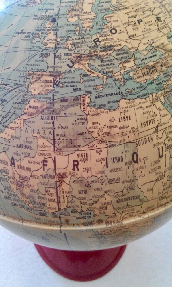 Globe terrestre lumineux, mappemonde ancienne verre lumière design Taride vintage 1950