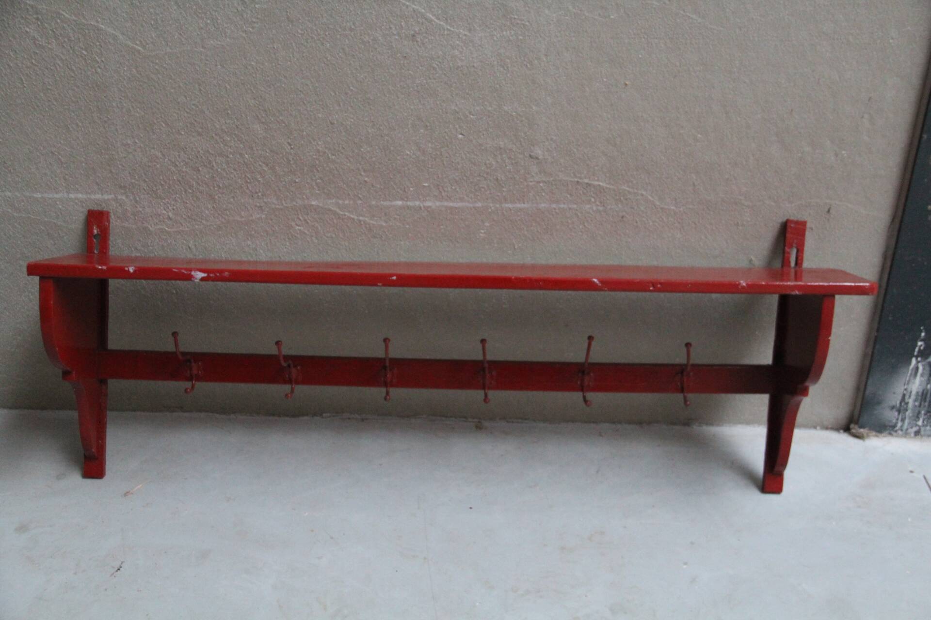 Ancienne étagère d'atelier avec 6 patères