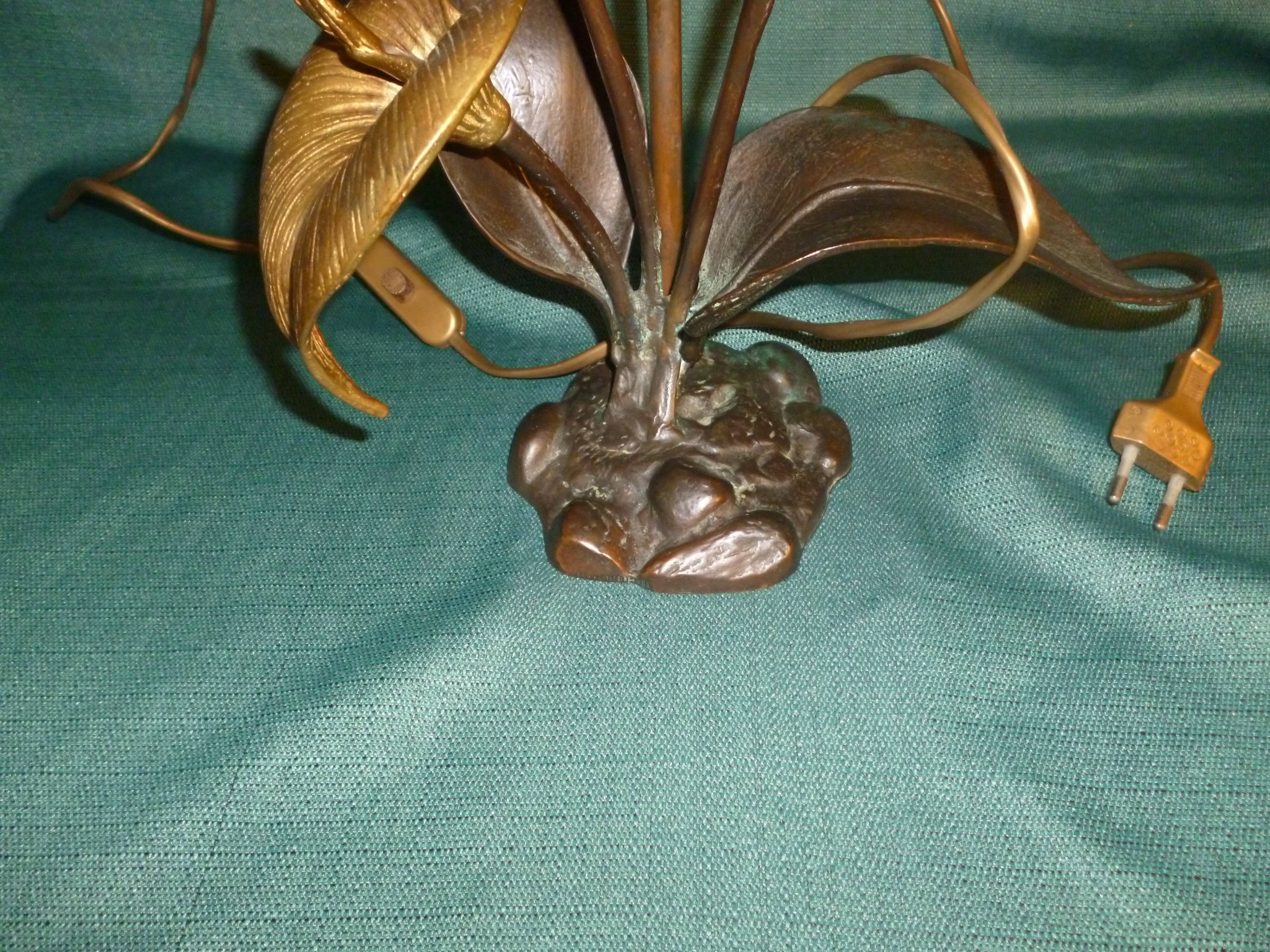 Bronze lamp with arum flowers