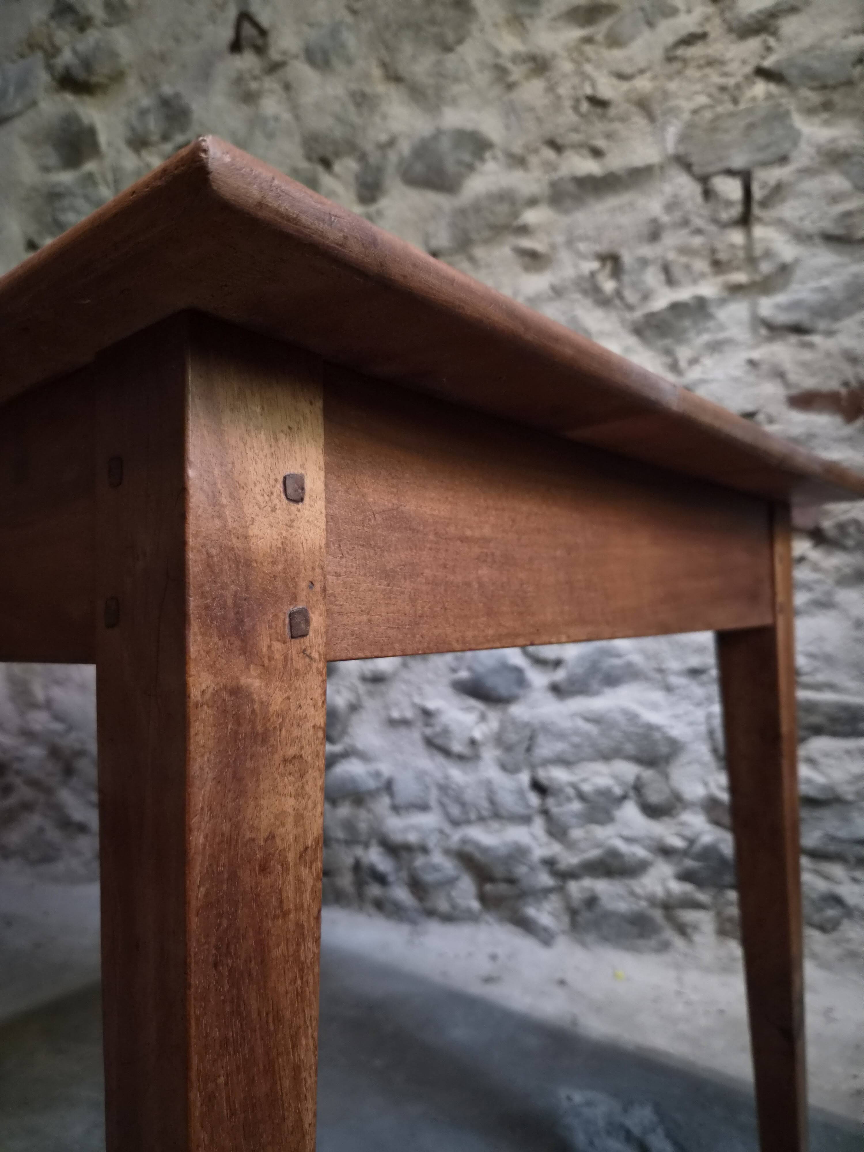 Table française ancienne en noyer avec tiroir, vers 1900–1920