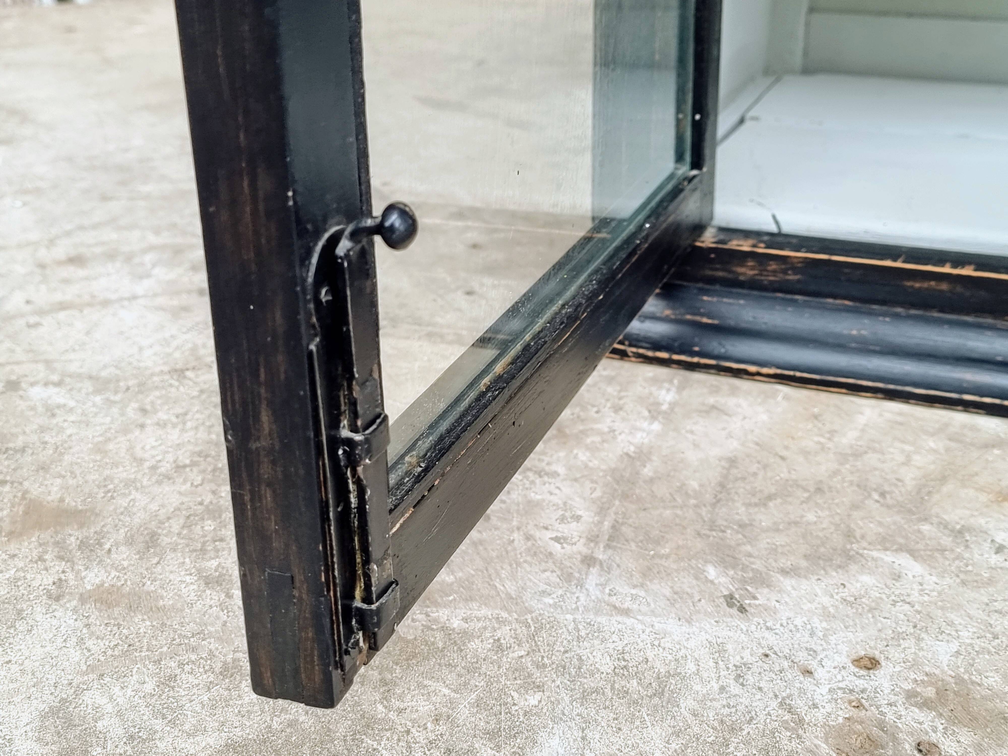 Vitrine antique, armoire suspendue, bois de pin, noir mat