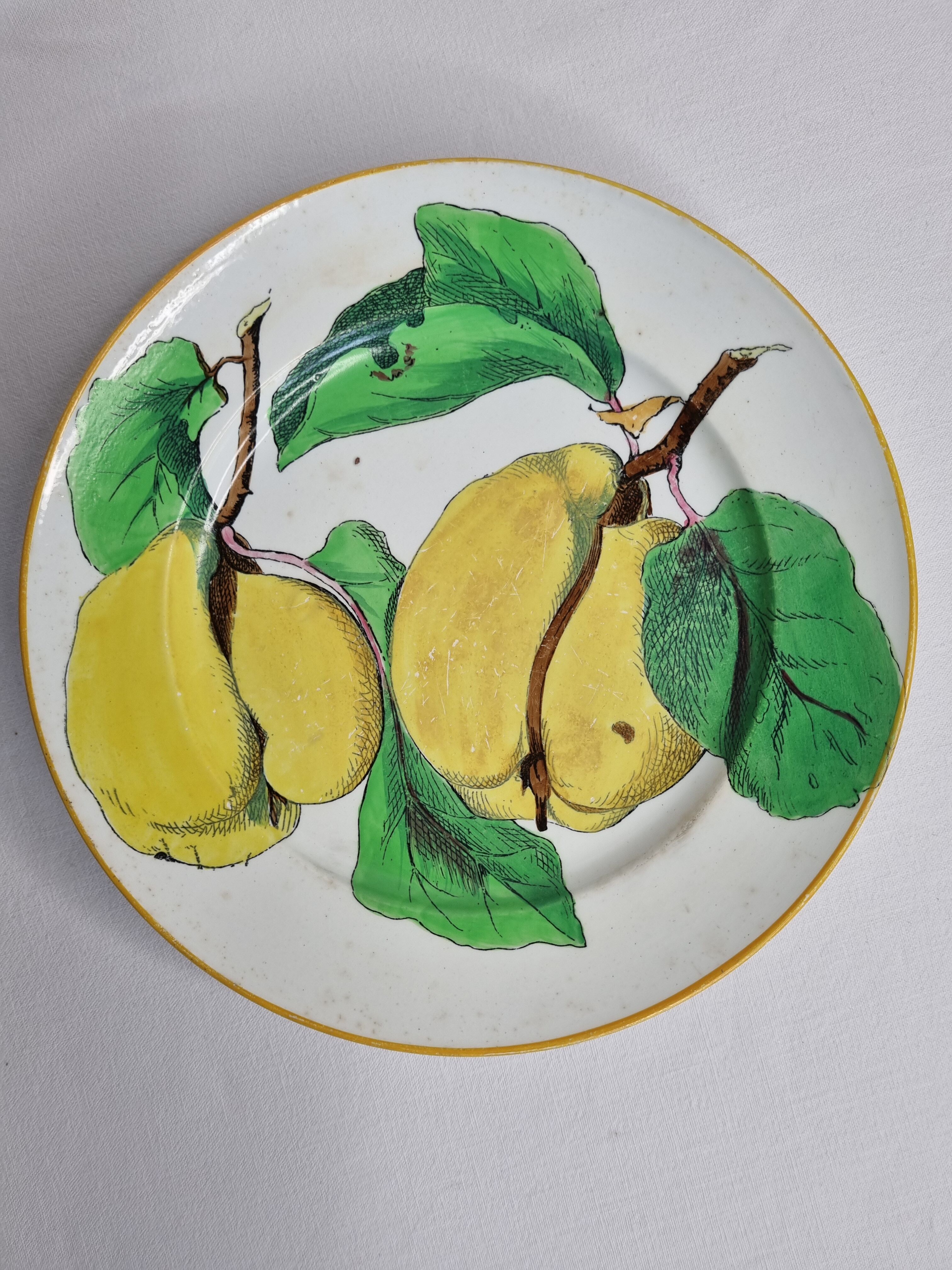 Plate anceinne on foot with the décor of conces, 22 cm