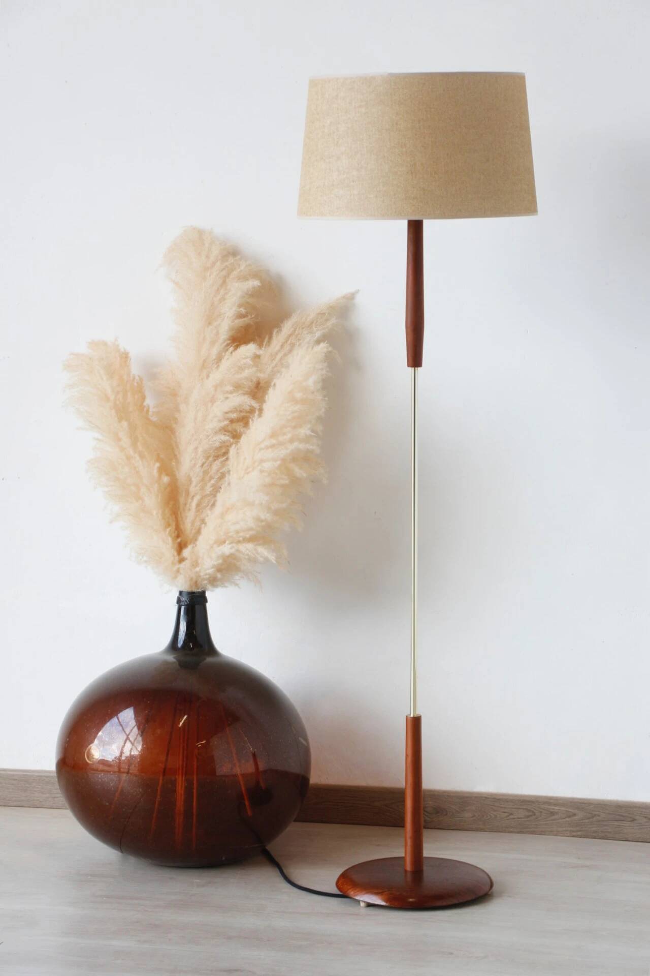 Vintage teak floor lamp from the 60s – renovated & chic design