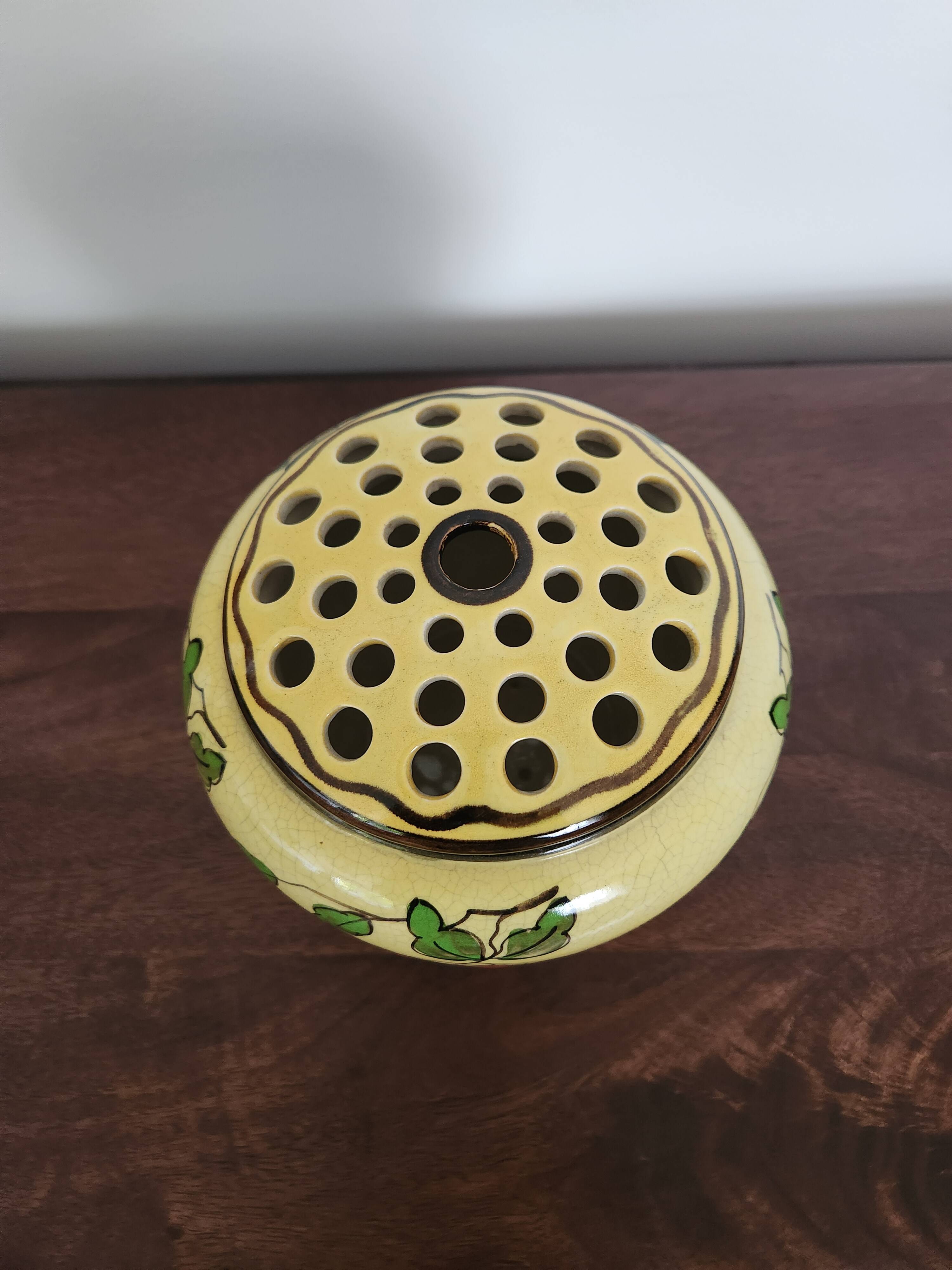 Pique fleur ancien en faïence de Belgique