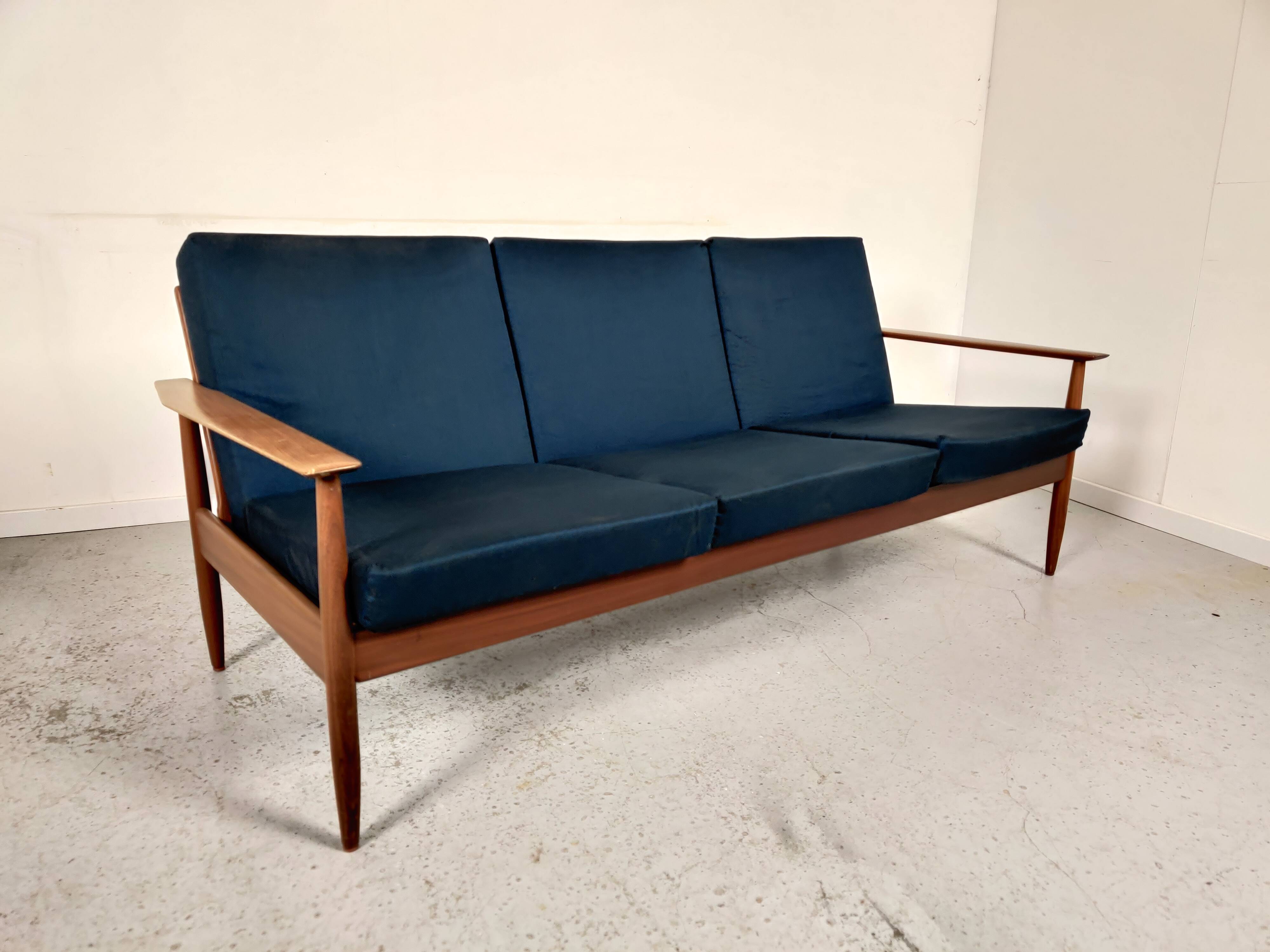 Canapé scandinave en afromosia années 60