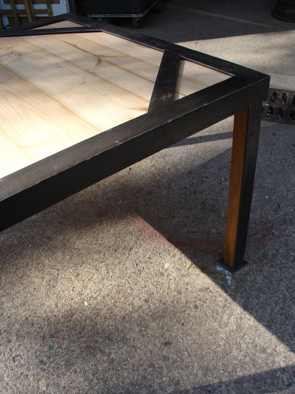 Table basse ou bout de canapé en acier et bois style industriel