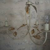 3-light pendant light in off-white color, gold edging and gold leaves