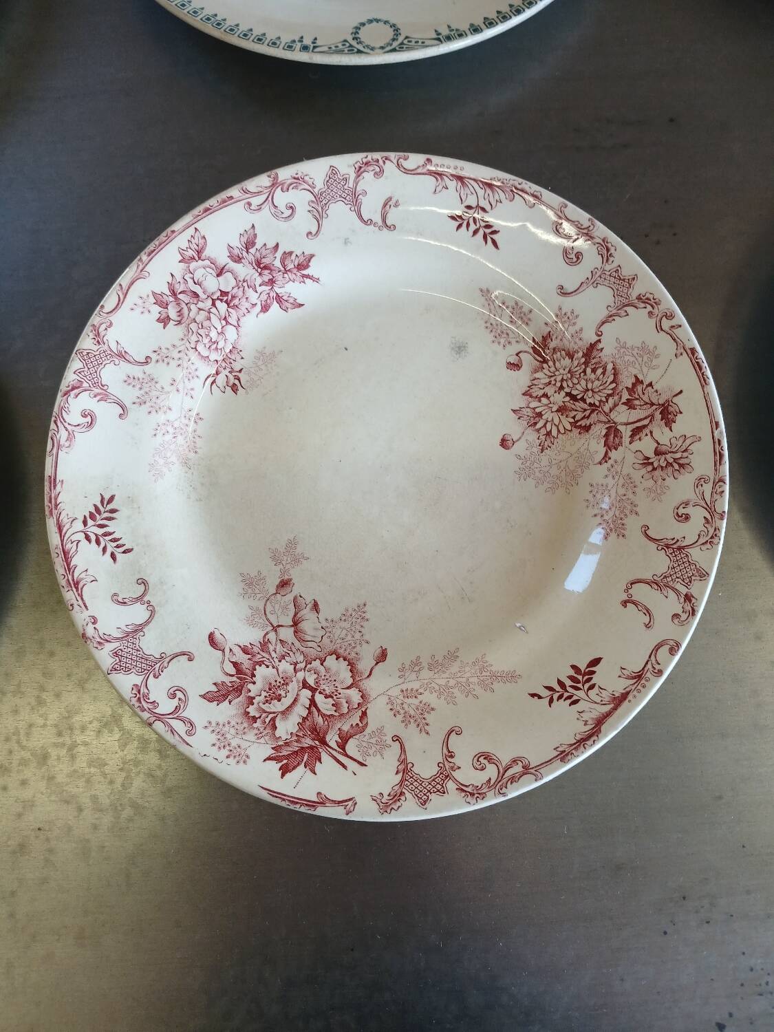 14 mismatched flat plates Terre de fer