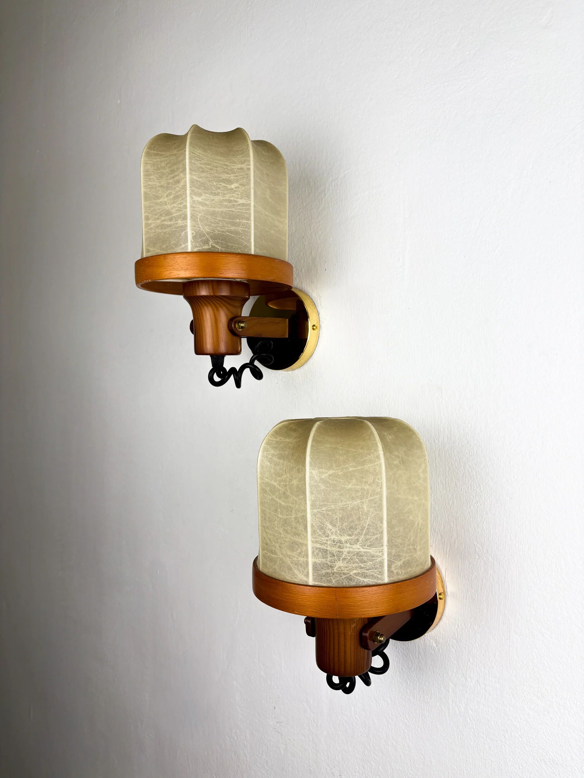 Pair of articulated "Cocoon" wall lights in resin and pine, Italy, circa 1970s