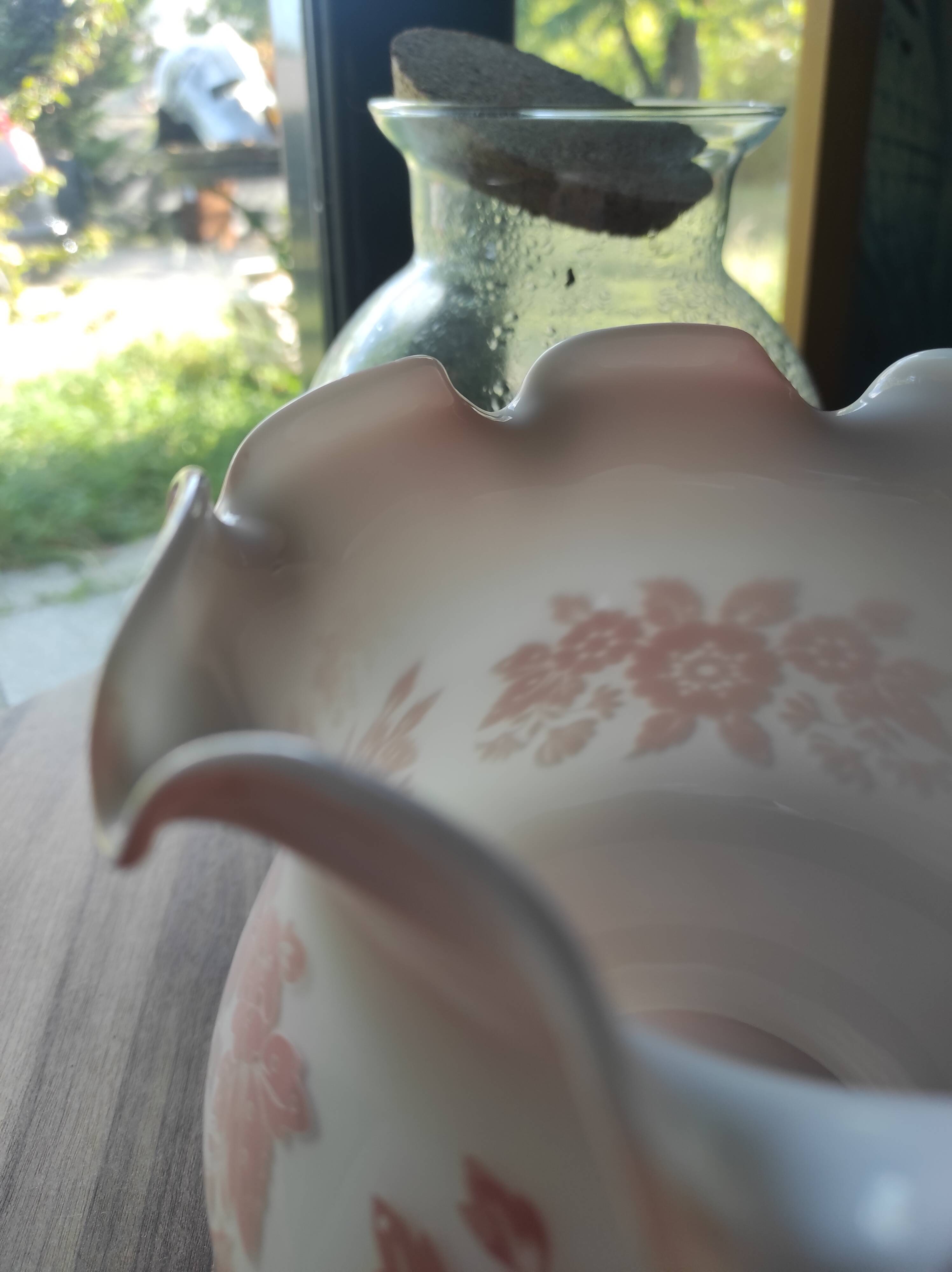 Abat-jour en verre blanc opaline vintage bords dentelés et fleurs roses