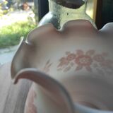 Abat-jour en verre blanc opaline vintage bords dentelés et fleurs roses